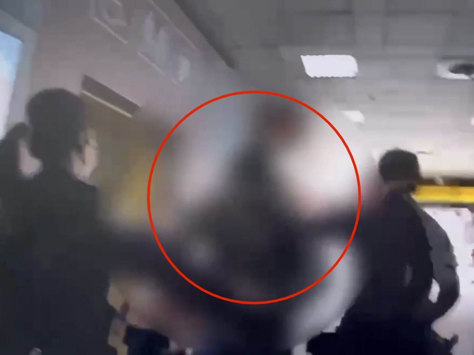 台灣隊贏韓國北車大廳嗨翻！竊賊趁亂闖超商行竊…民眾當場抓現行