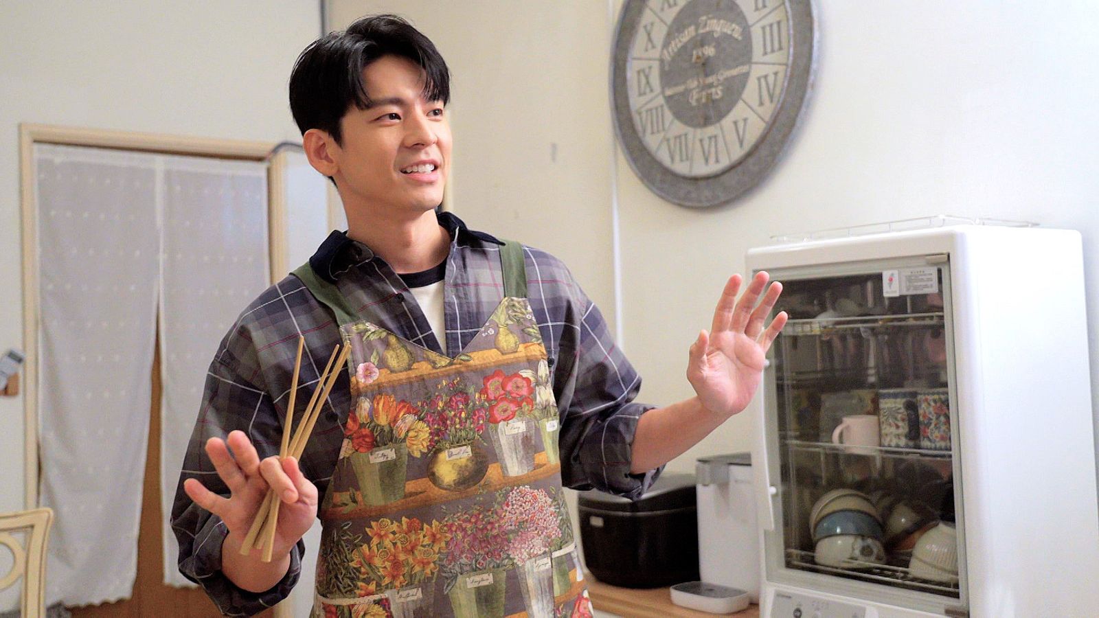 林柏宏化身「圍裙男神」現身三重民宅！　自爆「市場孩子」出身：爸媽曾擺攤影響我一生