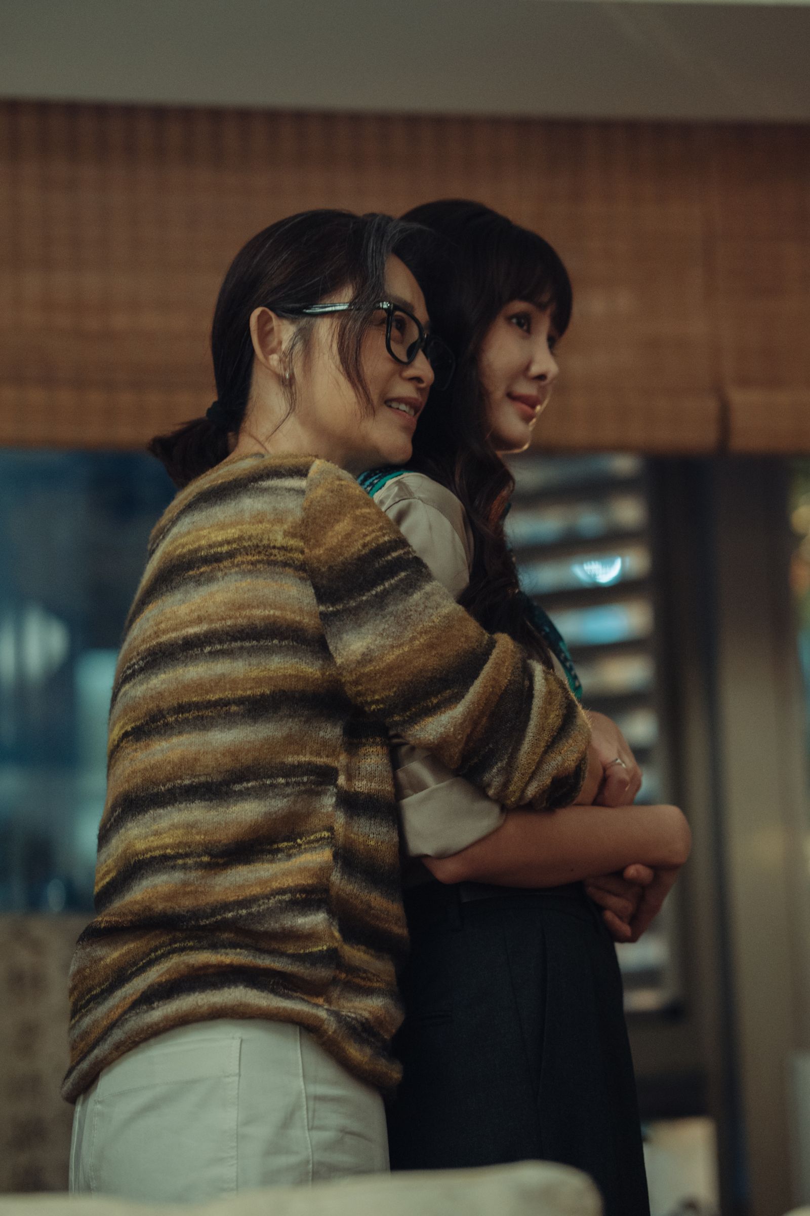 《整形過後》安心亞(右)不捨媽媽劉瑞琪罹癌仍堅持動性別重置手術。六魚文創提供