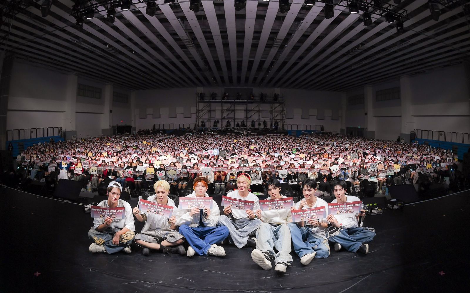 NEXZ月初在台北開唱，吸引2000人朝聖。翻攝FB@NEXZofficial 