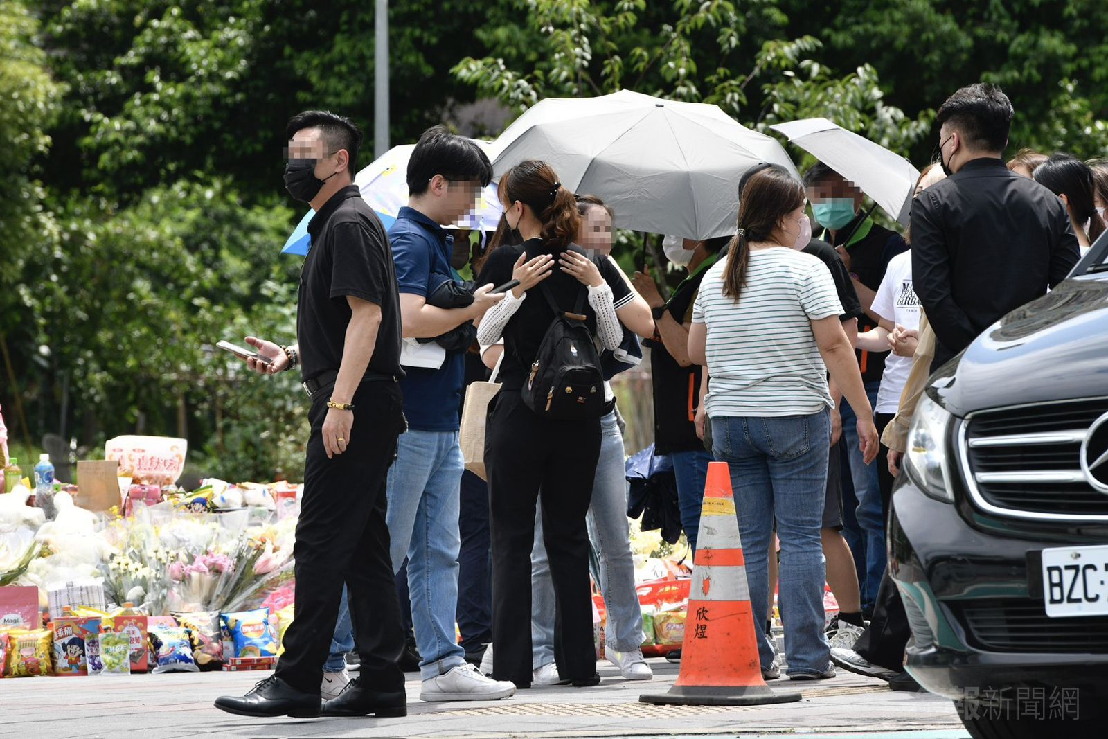 三峽車禍死者家屬回到現場招魂。李智為攝