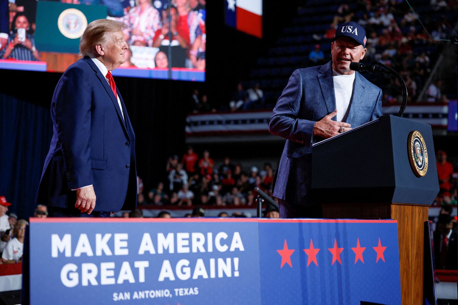 美國總統川普(Donald Trump)與MLB退役名將Roger Clemens,在美國德州聖安東尼奧參加共和黨參議員候選人的競選集會。圖/達志影像