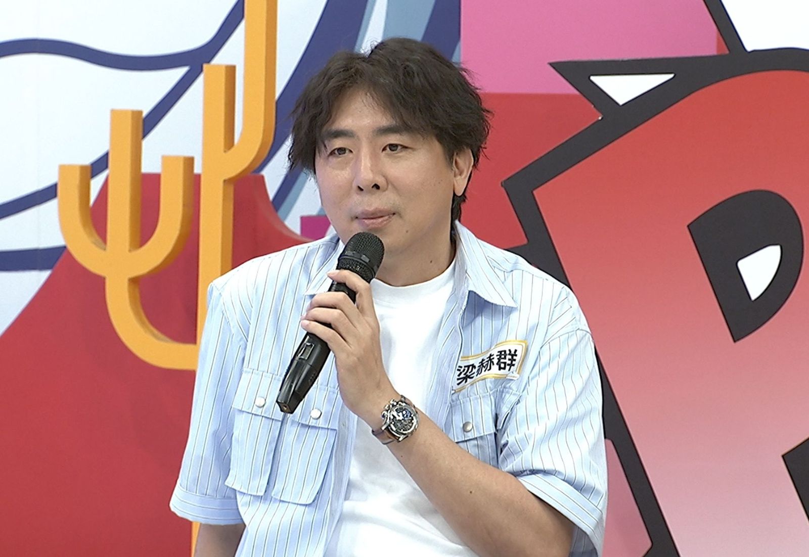 梁赫群客廳看棒球！驚覺兒子消失　找到他竟「開窗坐在窗台上」