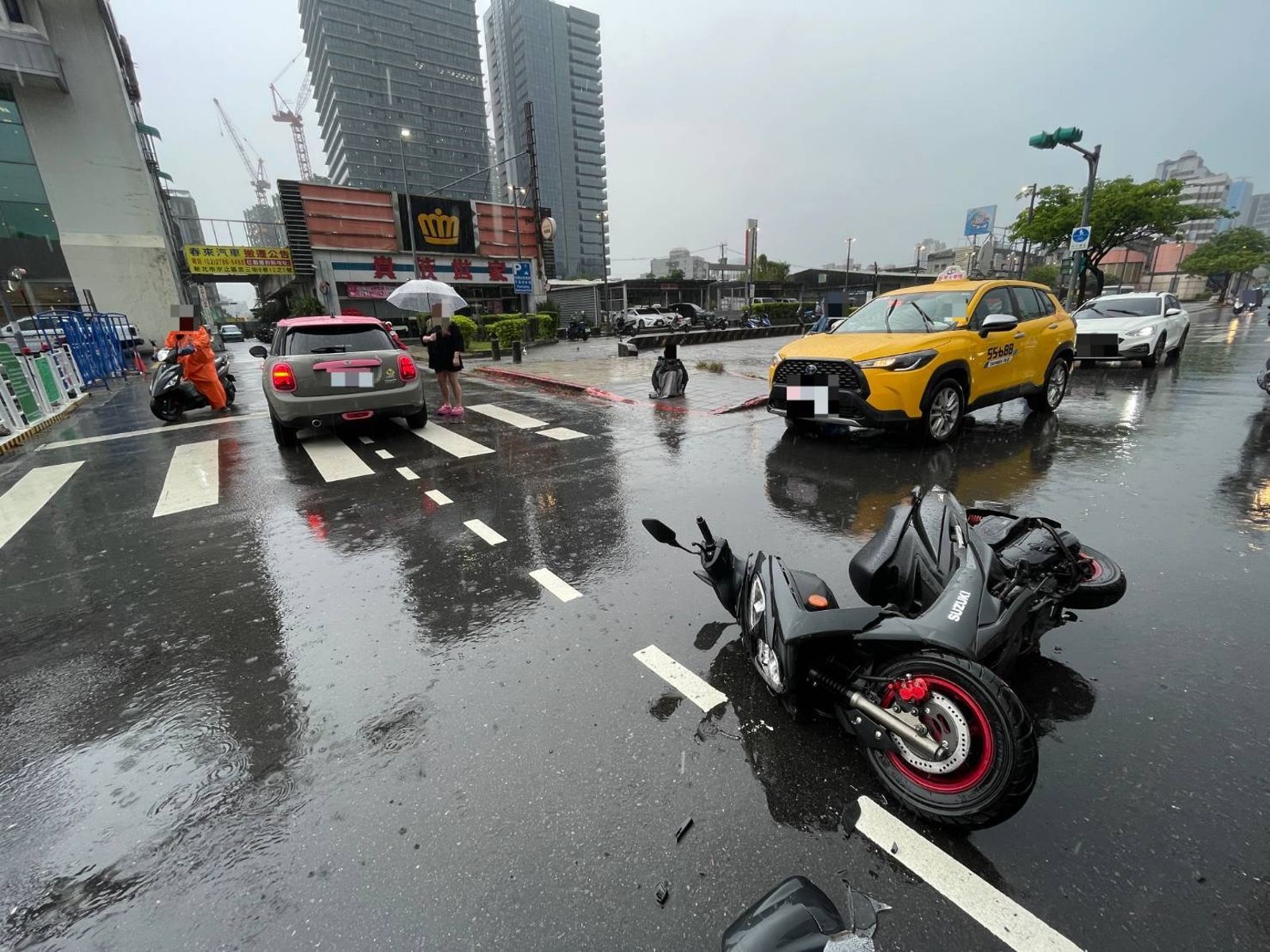 現場畫面曝!藝人小甜甜開Mini左轉撞機車 檢認「未禮讓直行車」