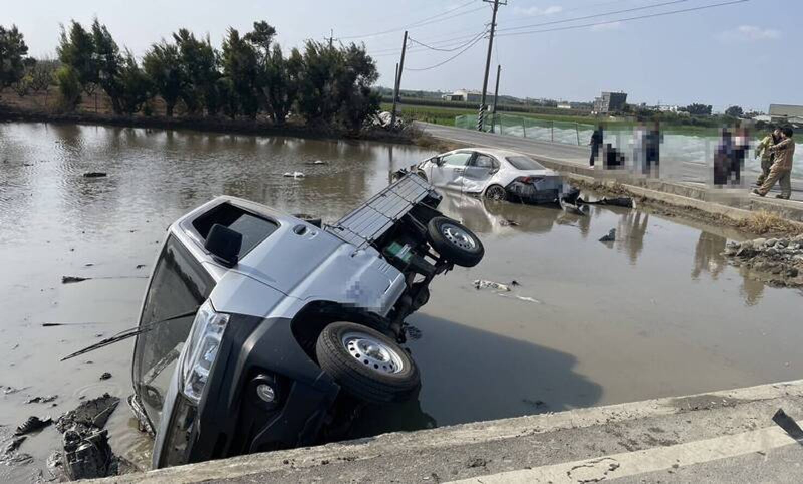 嘉義水上路口兩車對撞 七旬婦遭壓車底泥濘一度命危