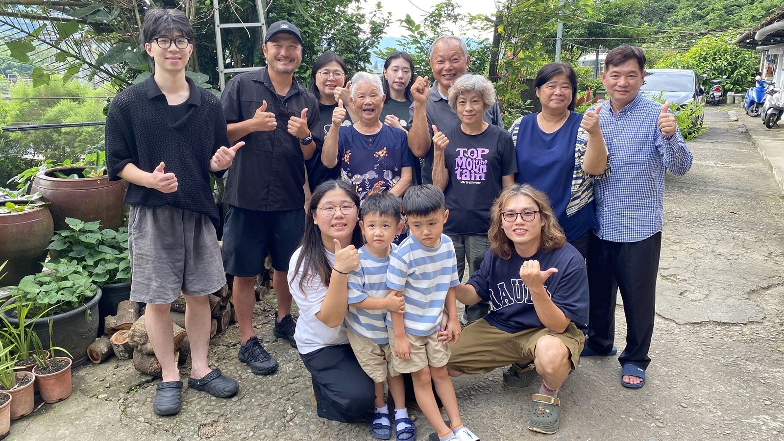 KID（左2） 擔任《誰來晚餐16》來賓拜訪船員夫妻一家。公共電視提供