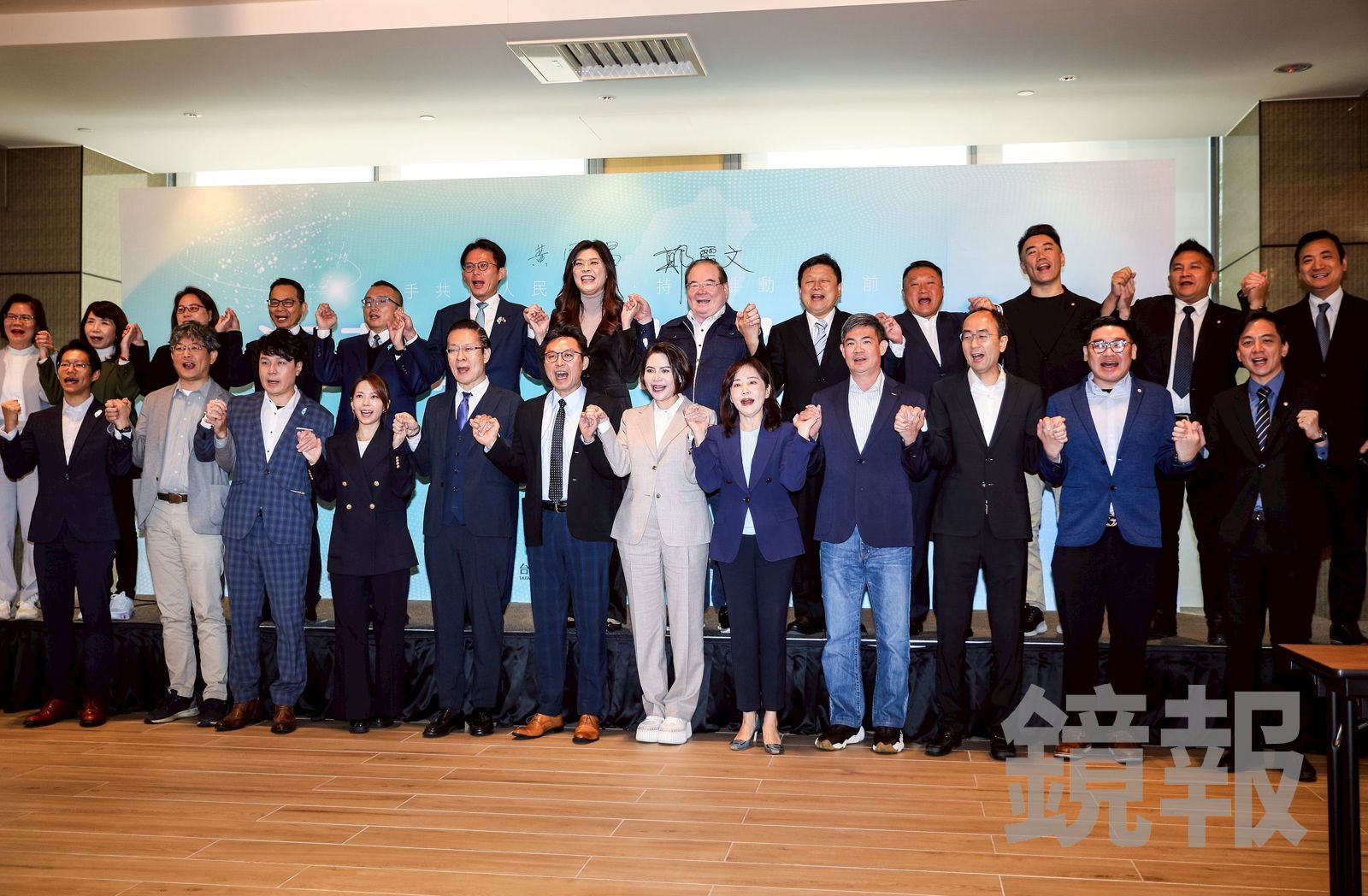 鄭麗文和黃國昌今天上午舉行共同政見記者會,藍白一級主管及黨公職皆到場,展現藍白團結氛圍。(圖/鄒保祥攝)