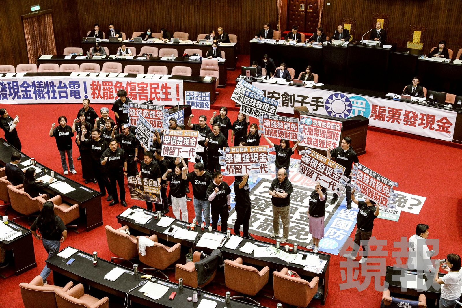 普發1萬要來了！韌性特別預算17日將完成三讀　最快11月中下旬開始發放