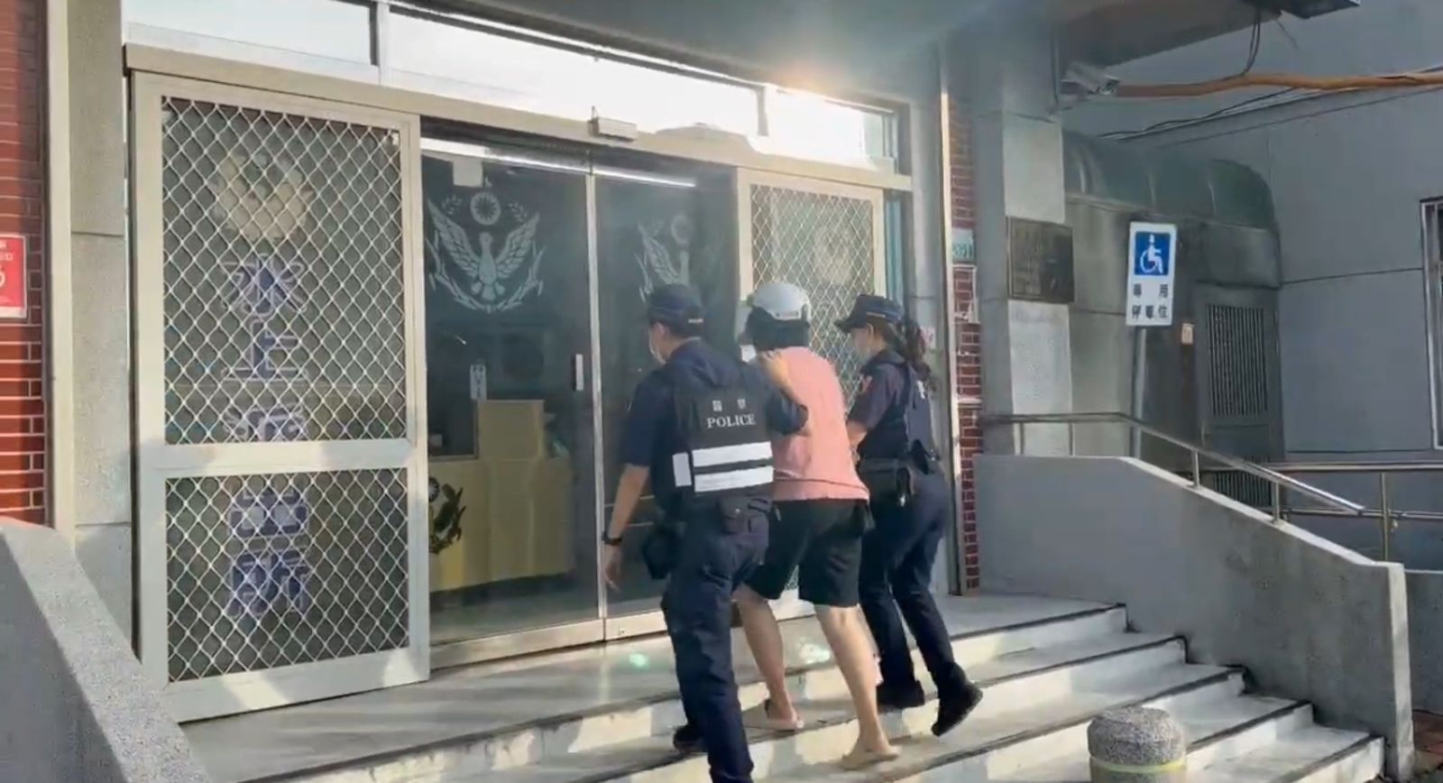 黃女依殺人罪送辦。圖/翻攝自記者爆料網