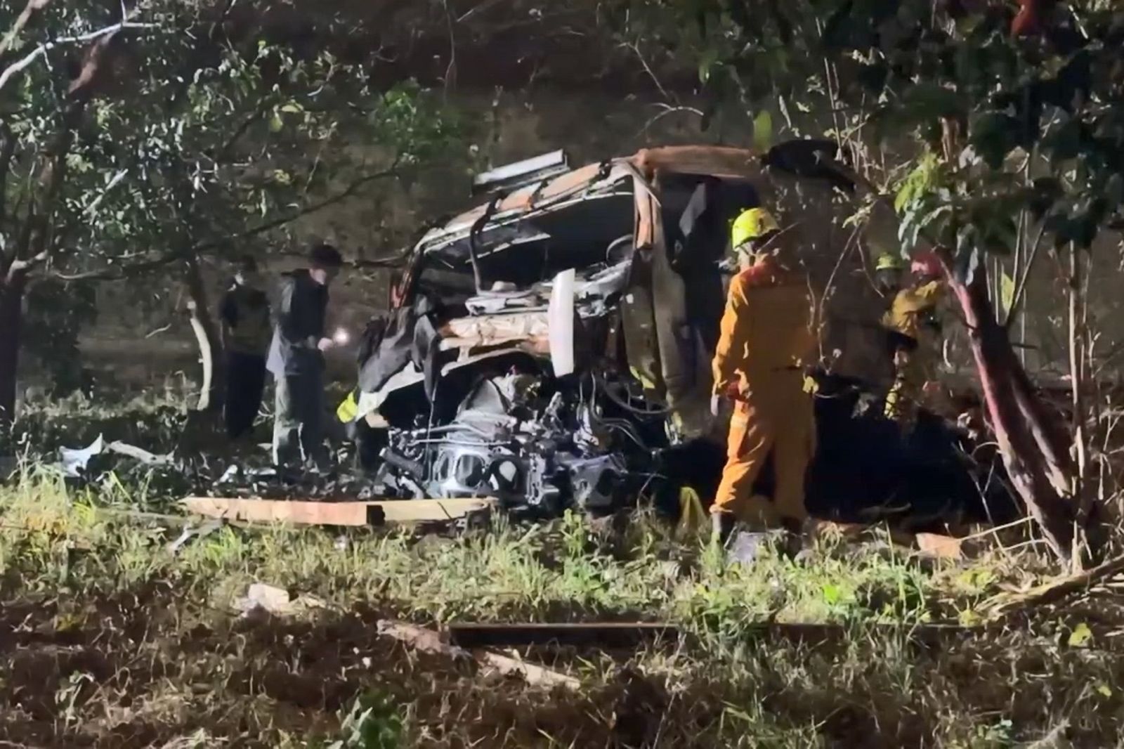警消在橋下草叢處發現墜落的拖板車車頭，駕駛被拋出車外，已明顯死亡。民眾提供