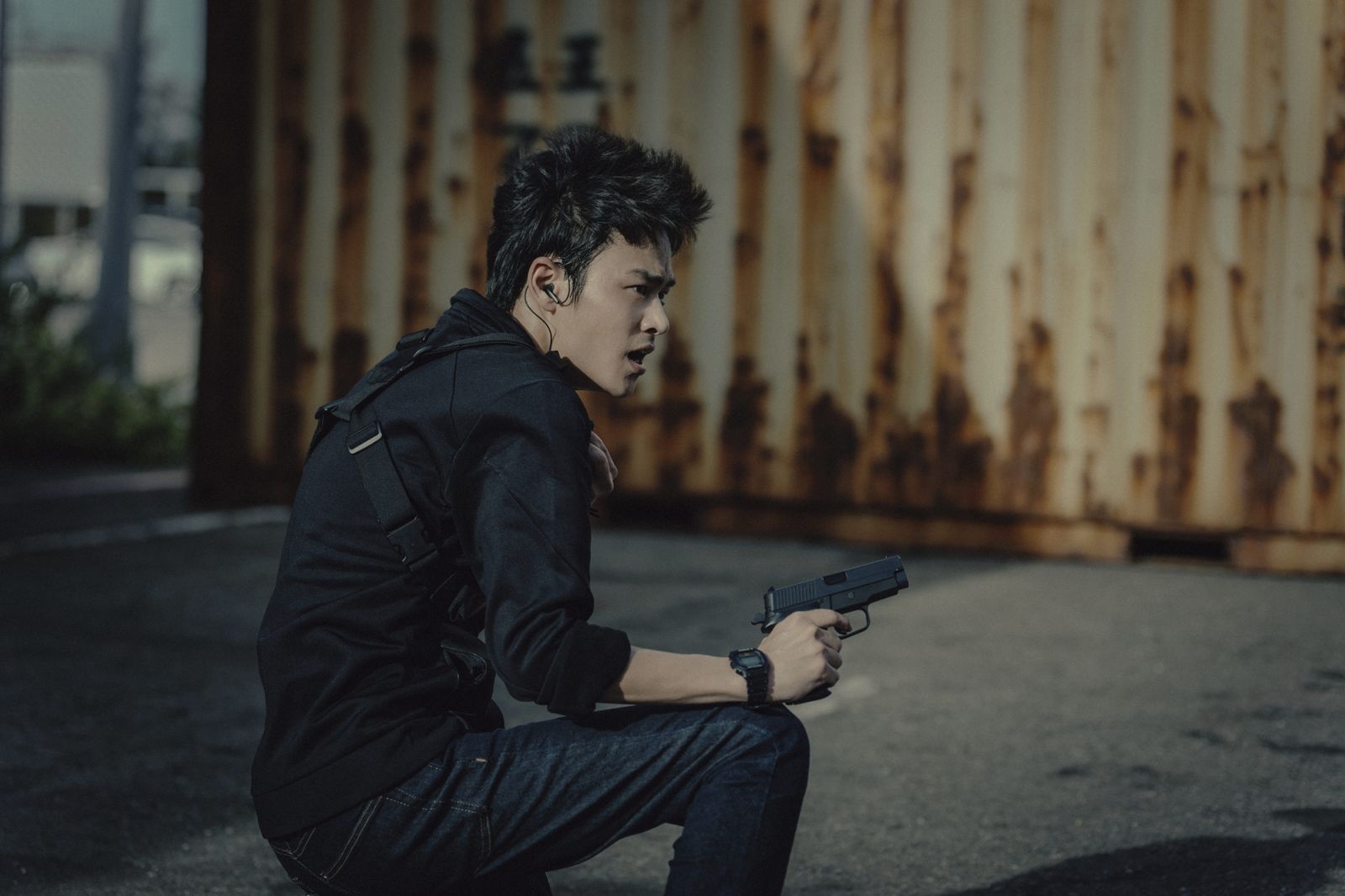 《化外之醫》夏騰宏持續追查人蛇集團下落，希望能救出「紅雲」阮秋姮。公視、中華電信、瀚草文創提供