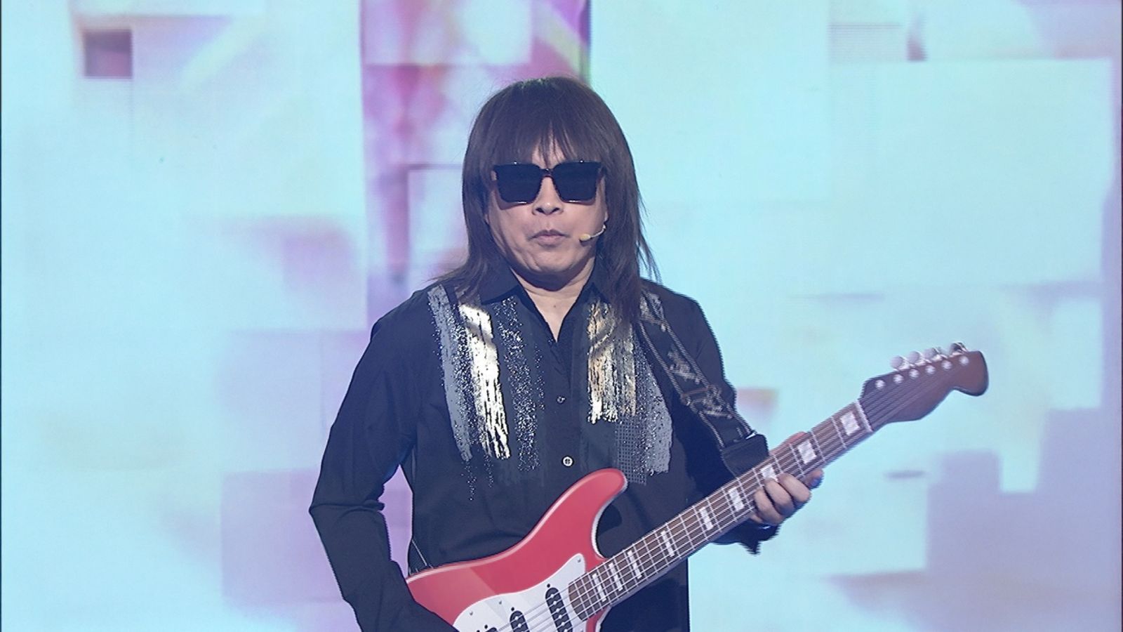 康康神複製伍佰！率隊跳「經典花朵舞」　竟遭虧像禮儀公司