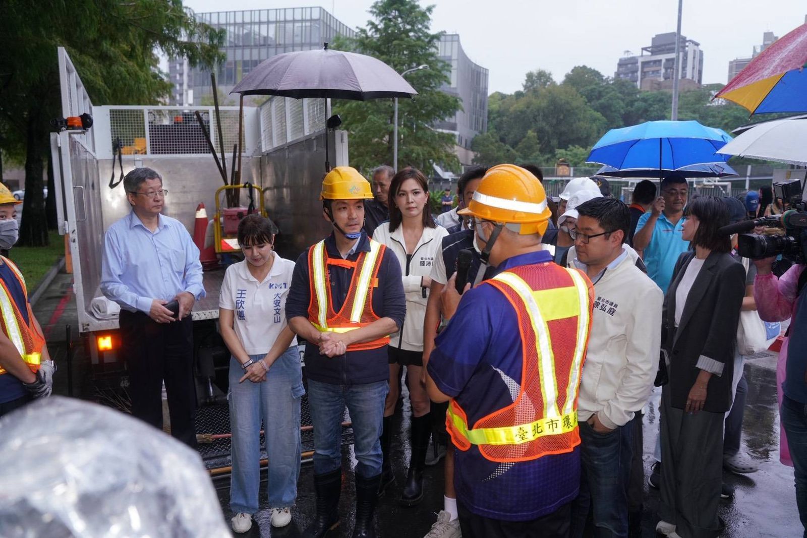 台北市長蔣萬安今天(22日)下午前往文山區華興里視察,一度遭里長當面質問。圖/台北市政府提供