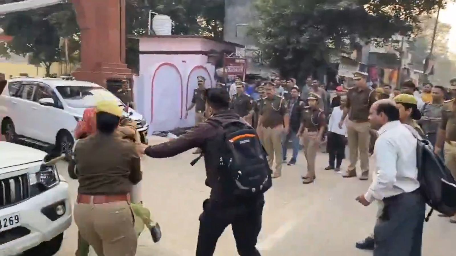 少女衝到車前攔阻、試圖伸冤。圖/翻攝自X