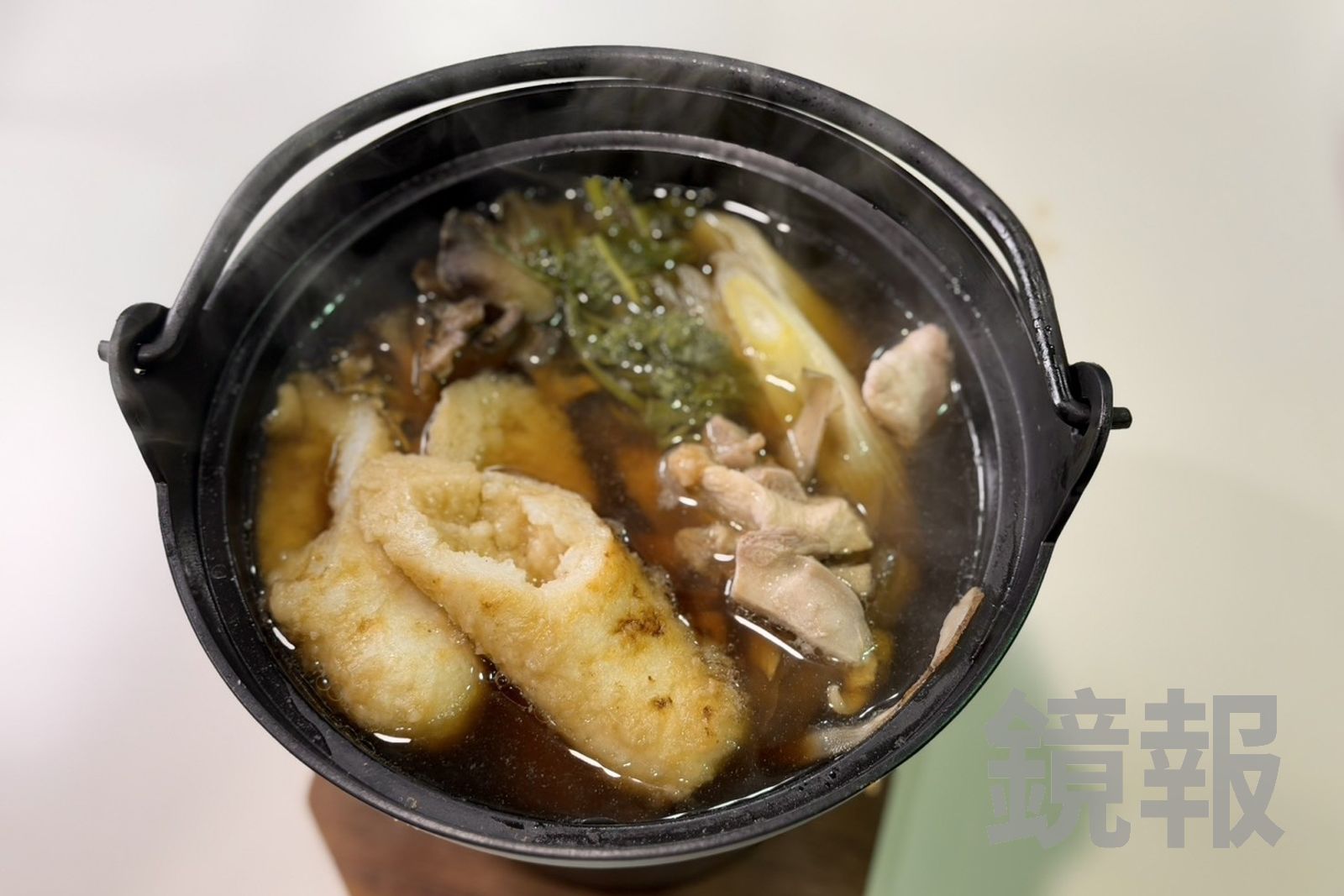 「四季美館」的「米棒鍋」，是用比內地雞熬湯底，米棒吸附湯汁，軟綿香甜。