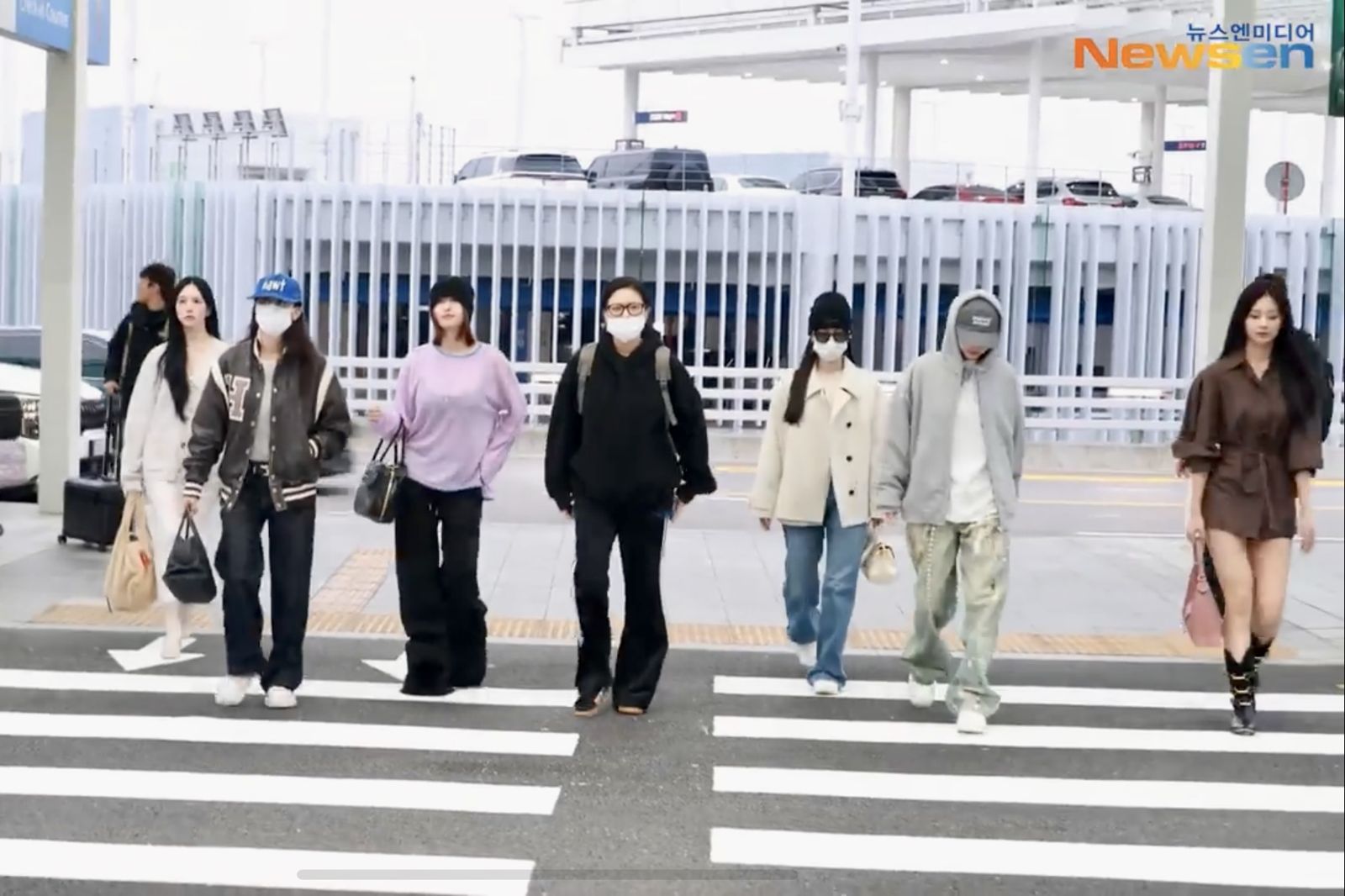 TWICE昨天再度只有8位成員飛出國跑巡演。翻攝YT@Newsen