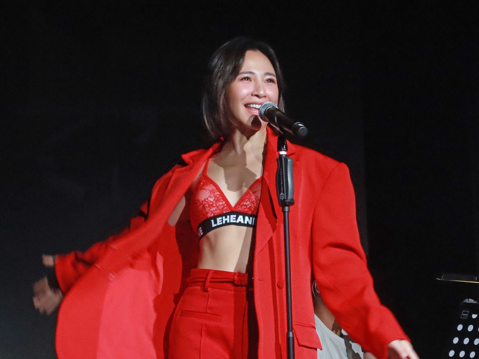 梁文音不藏了！現蹤澳門穿蕾絲內衣露雪乳全被拍