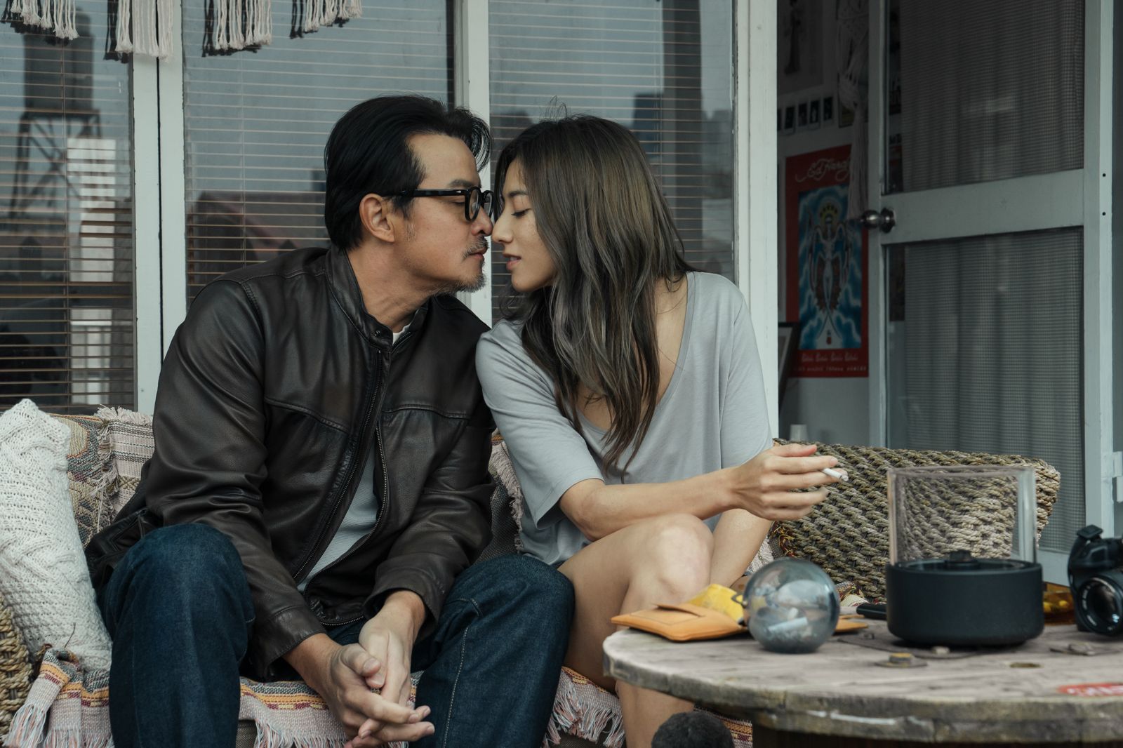 李銘順(左)、瑞瑪席丹(右)在《親密之海》中有細膩的情愛糾葛。CATCHPLAY+提供