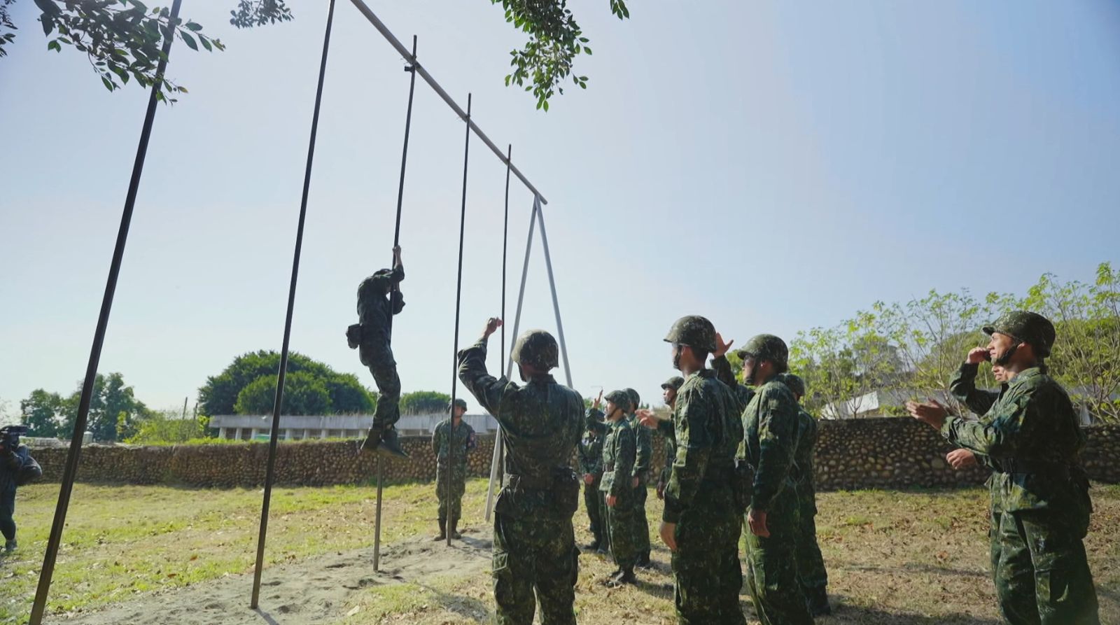黃鐙輝班長教學五百障礙項目爬竿，星兵們為班長歡呼。台視提供