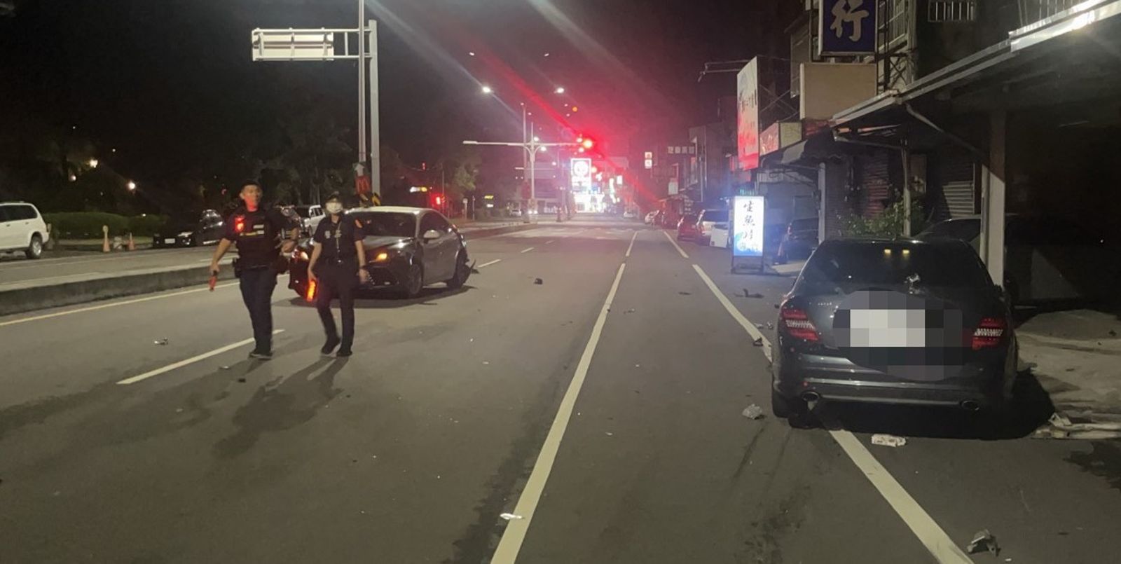 台中警處理車禍慘變「被害人」 酒駕賓士男先撞事故車又猛撞警車
