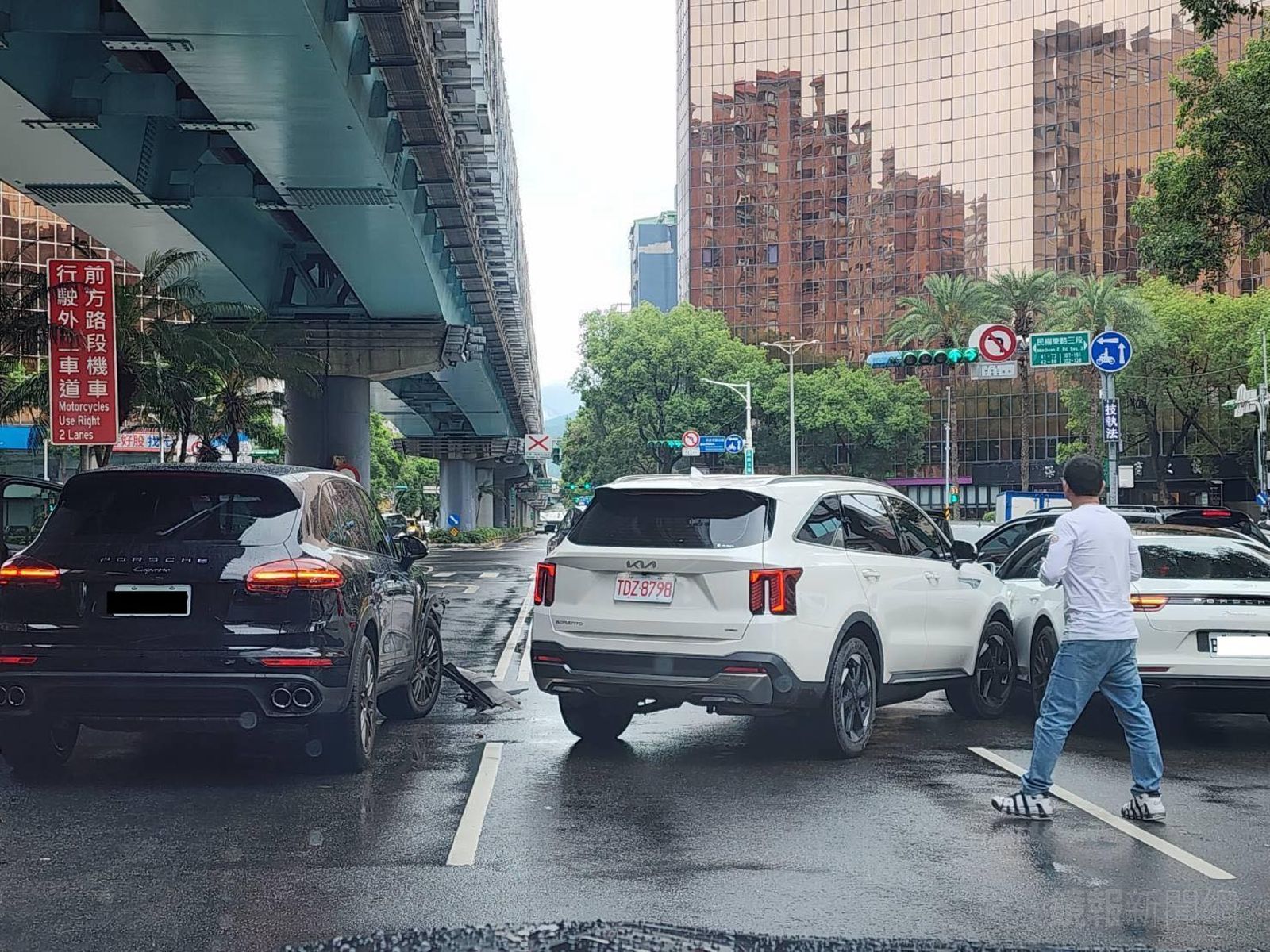 一次「刮中」2台保時捷　網虧：真的「KIA」了