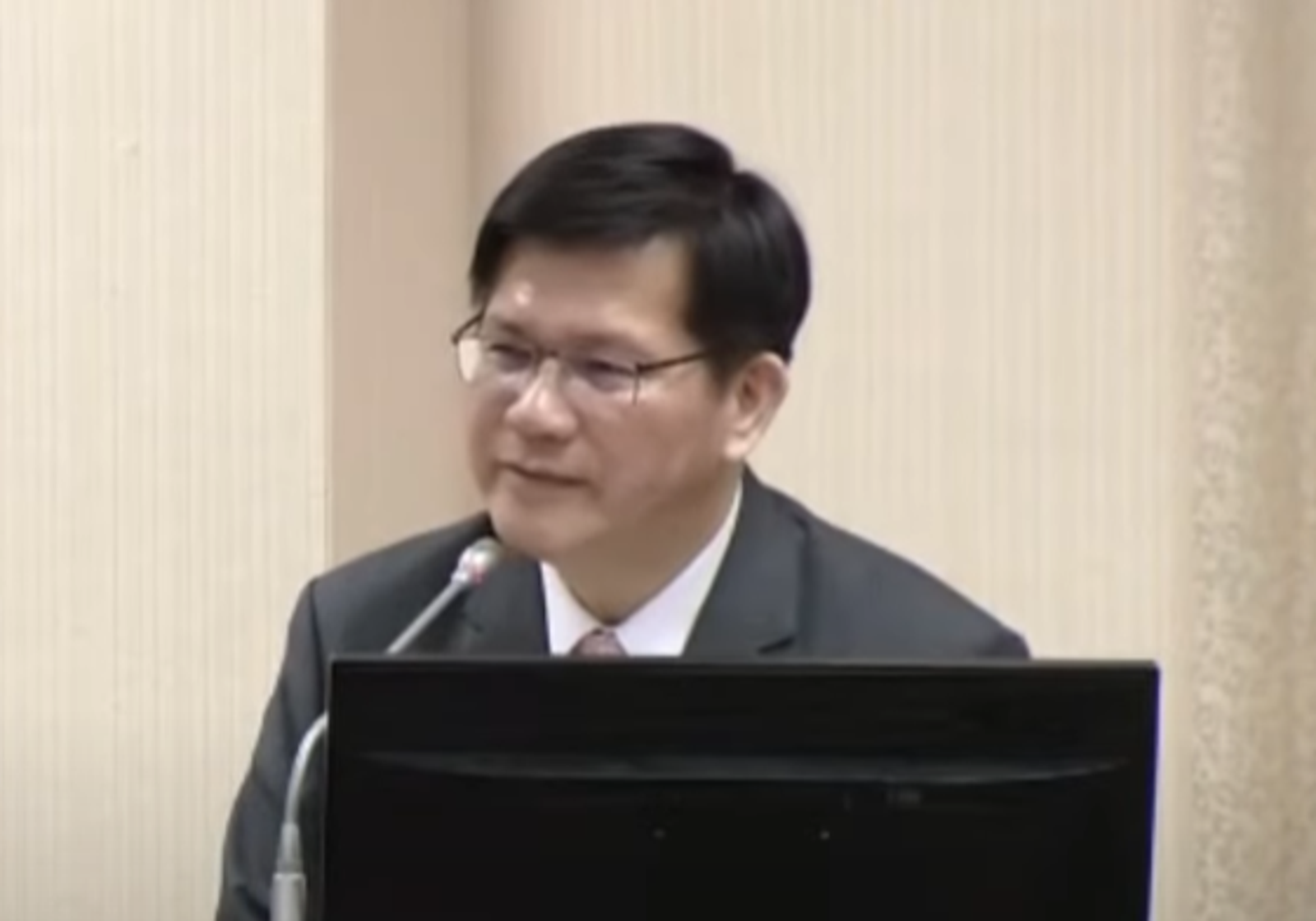 一本護照虧近347元！他逆風揭「護照短缺」20億元打水漂真相