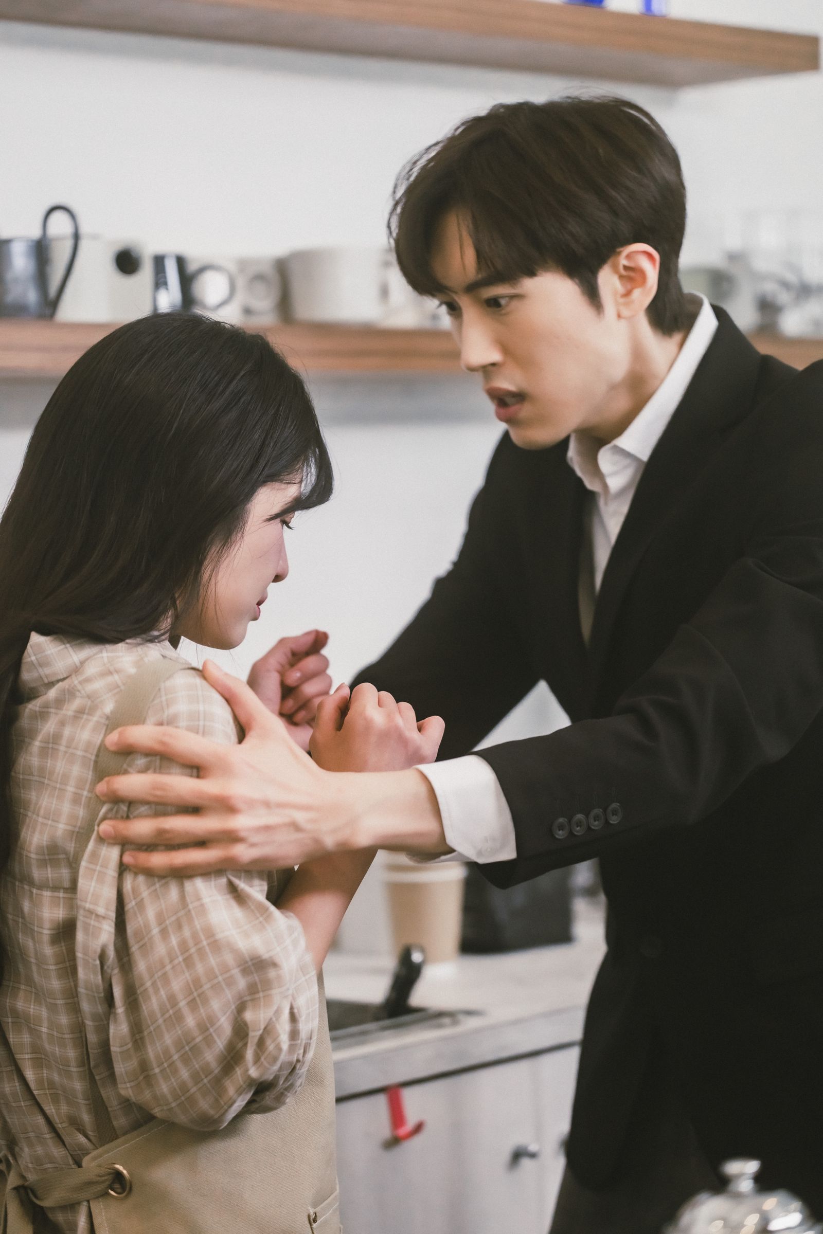 啦啦隊女神瑟七（左）跨界演出加盟，與范姜彥豐有精彩演出。原來娛樂提供