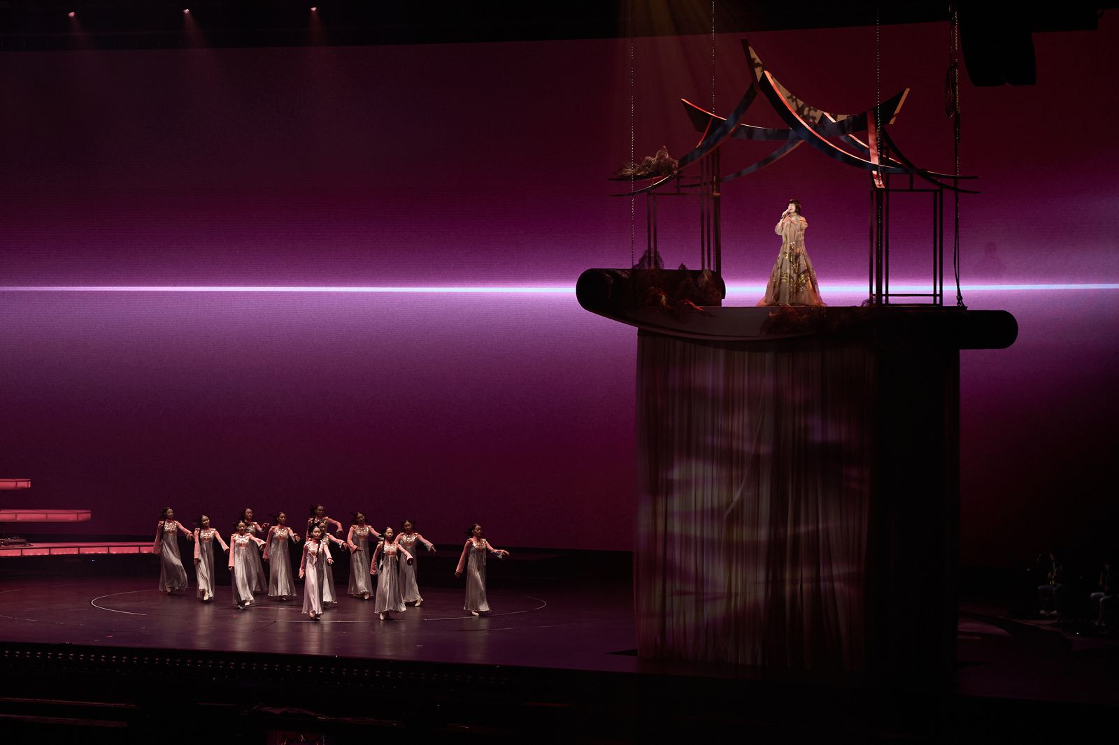 江蕙演唱會融入「東方轉場橋段」，讓歌曲以更為具象的視覺呈現，極具東方美的飛簷與流蘇降落空中，搭配二胡、古箏等樂器充滿詩意。寬宏藝術提供