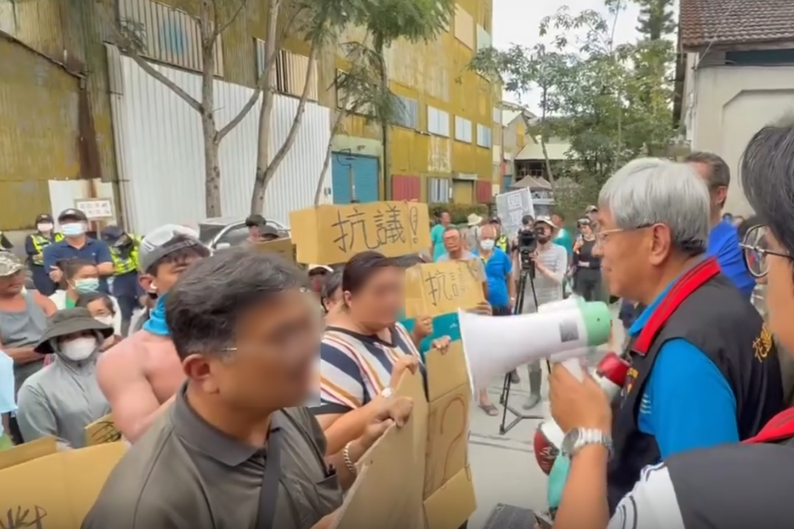花蓮大進村、大全村、南富村村民上街抗議。圖/翻攝畫面