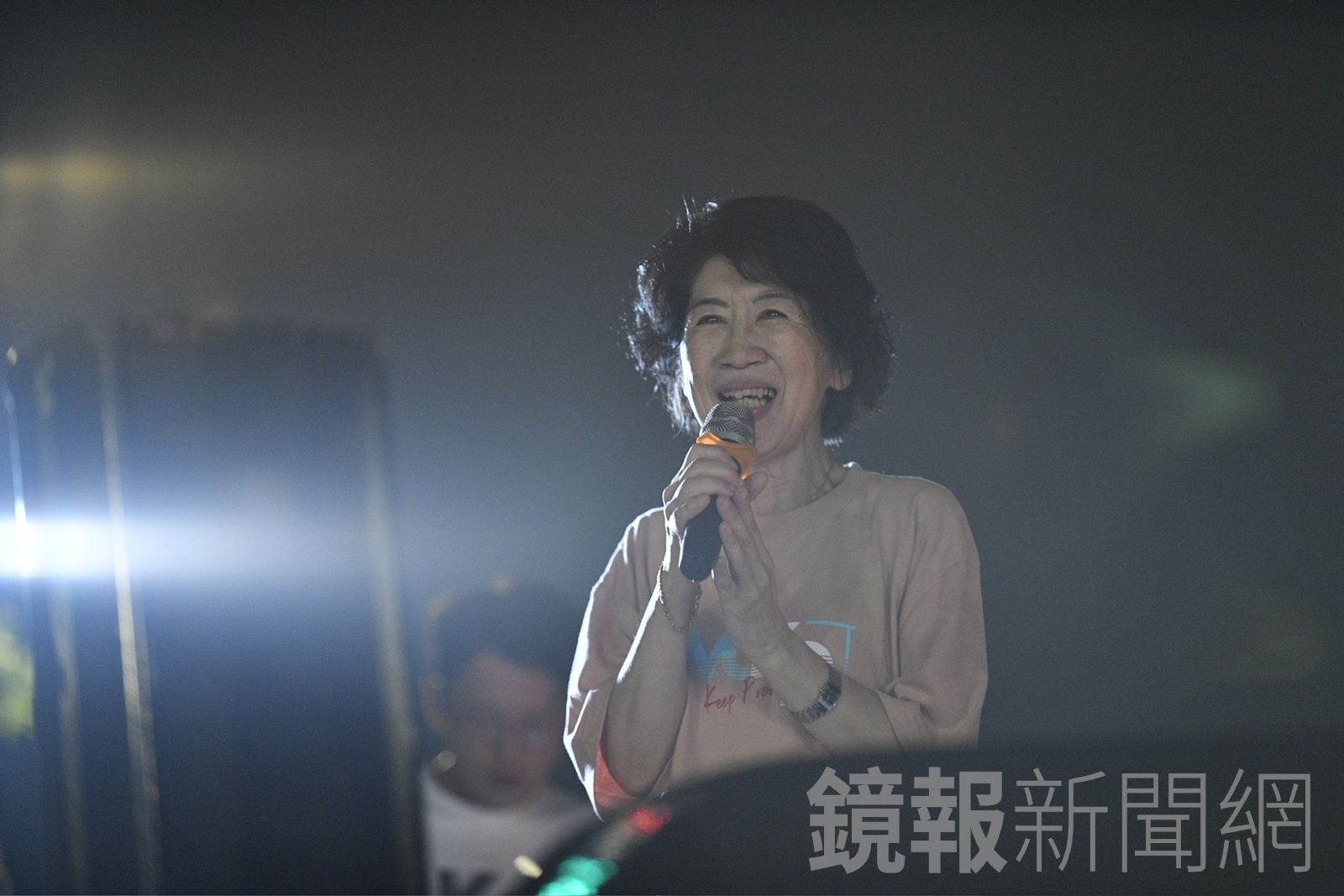 陳佩琪向小草致謝，並表示來這裡支持她，就是支持柯文哲。（圖／李智為攝）