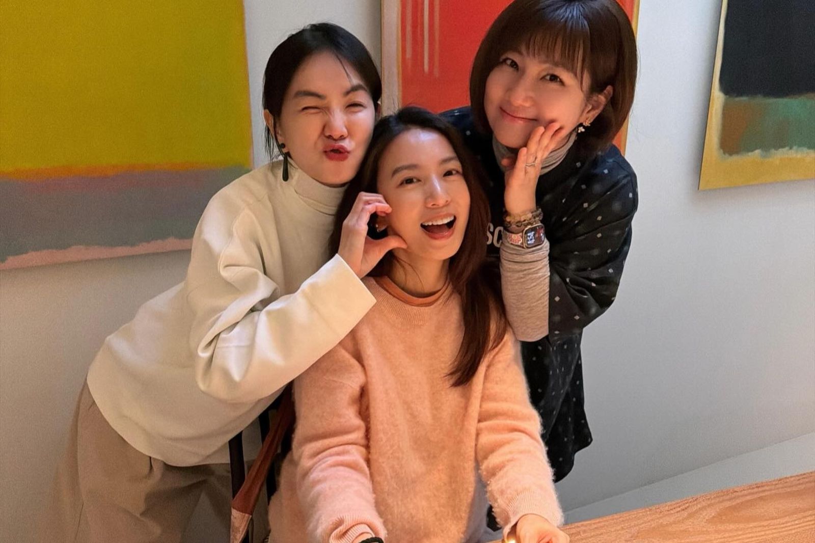 S.H.E深夜大合體！田馥甄喜迎43歲生日突喊「順利順產」　揭曉六寶身分全網嗨翻