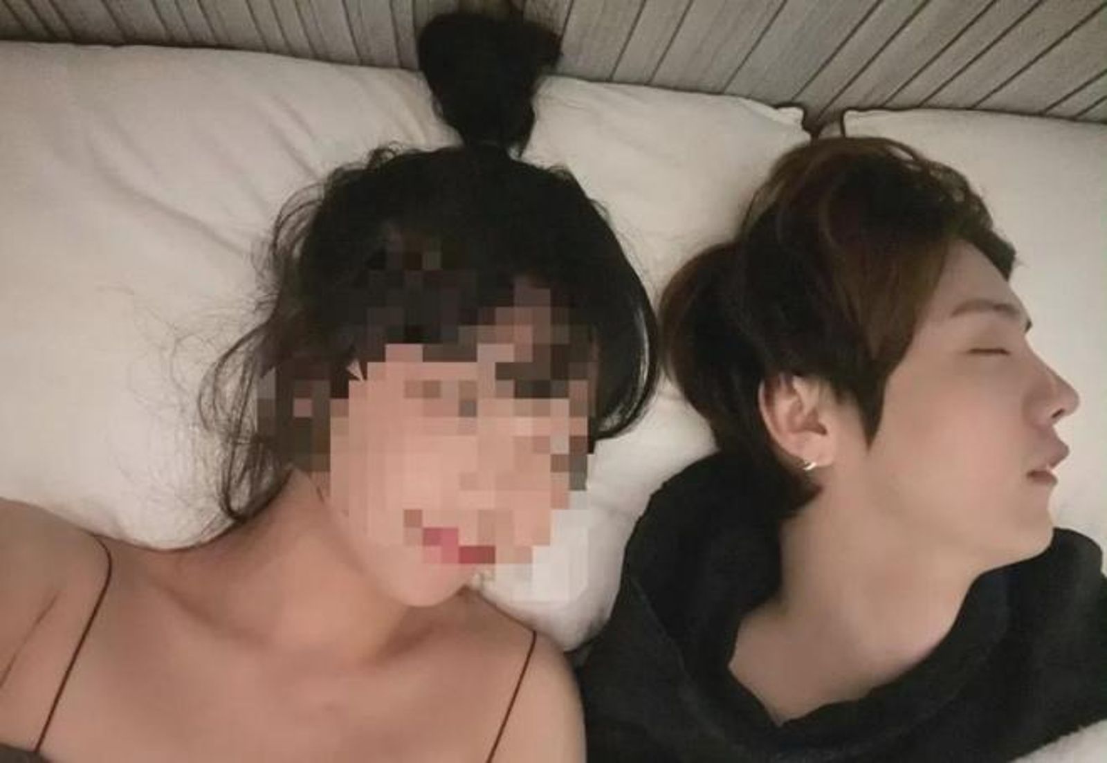 司曉迪曬出疑似鹿晗的床照。翻攝微博