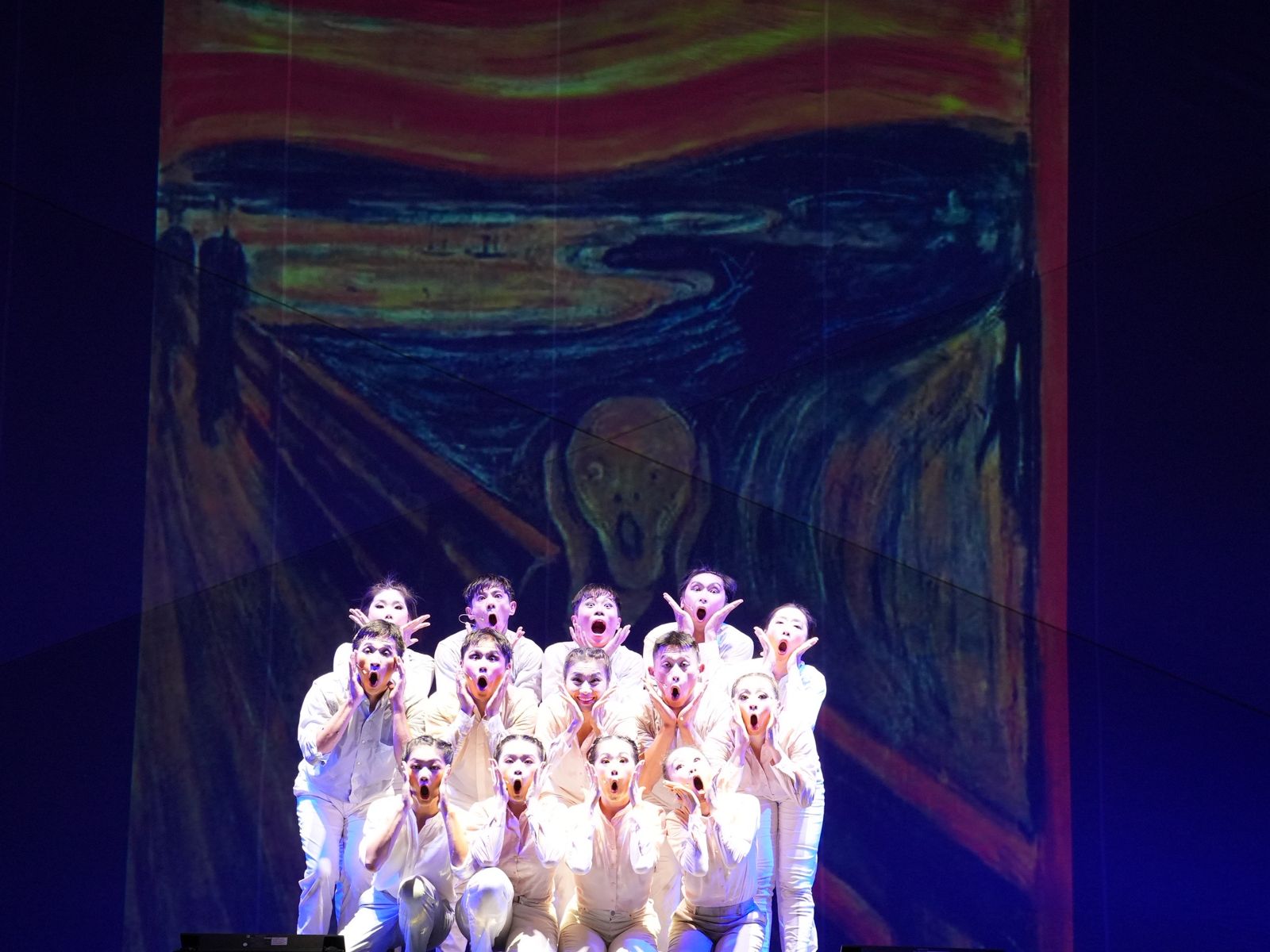 「身體練習曲」以肢體與名畫對話，孩子看得目不轉睛。紙風車提供