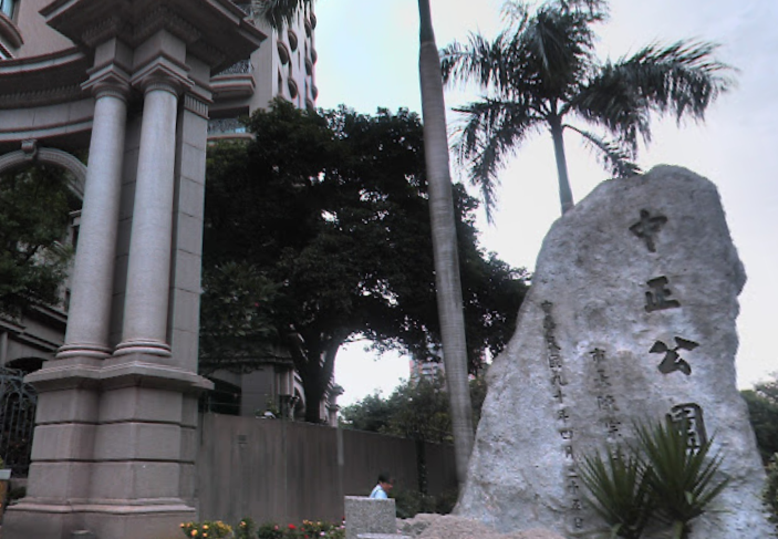 醉男公園熊抱男童施暴 正義之士集體壓制當場活逮