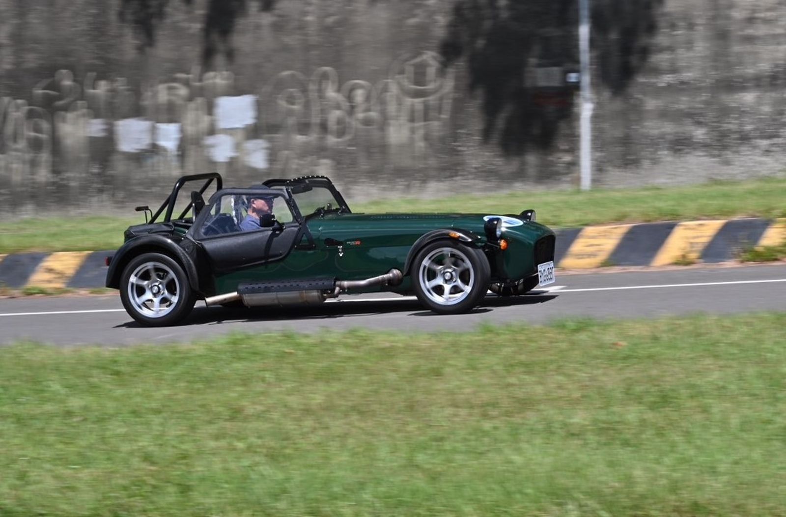 果然是汽車達人，竟然還開過Caterham這輛復古手工跑車。圖／Enzo