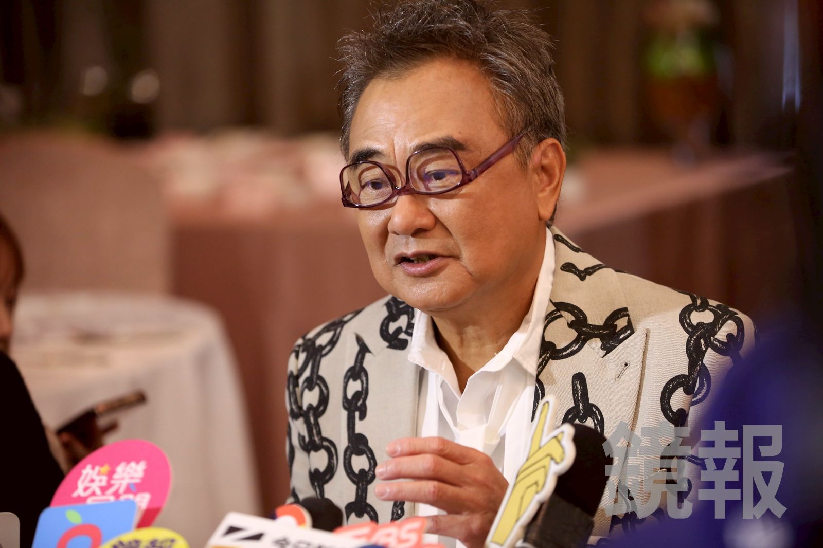 陳昇為了騎腳踏車方便,自己設計了反著戴的老花眼鏡。李鍾泉攝