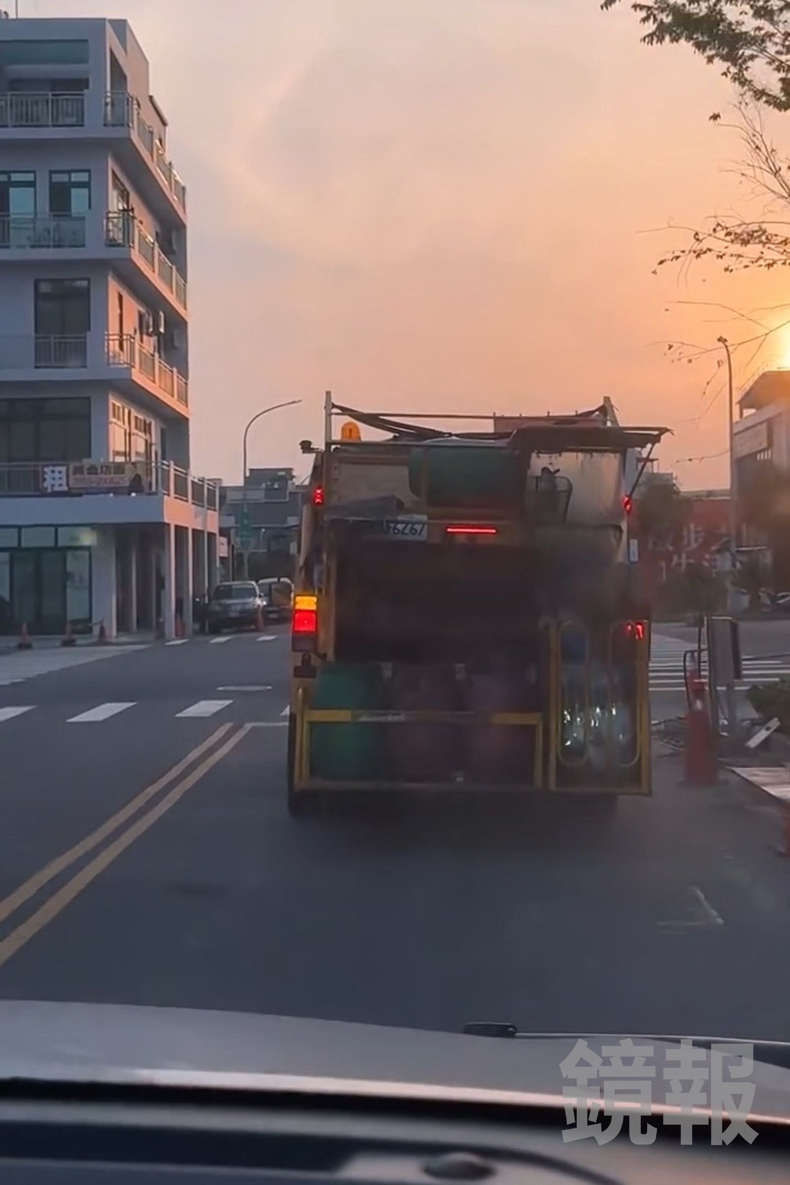 目擊民眾發現垃圾車亂倒廚餘水，馬上開車追上攔停，還頻頻按喇叭，畫面翻攝threads yc_tung