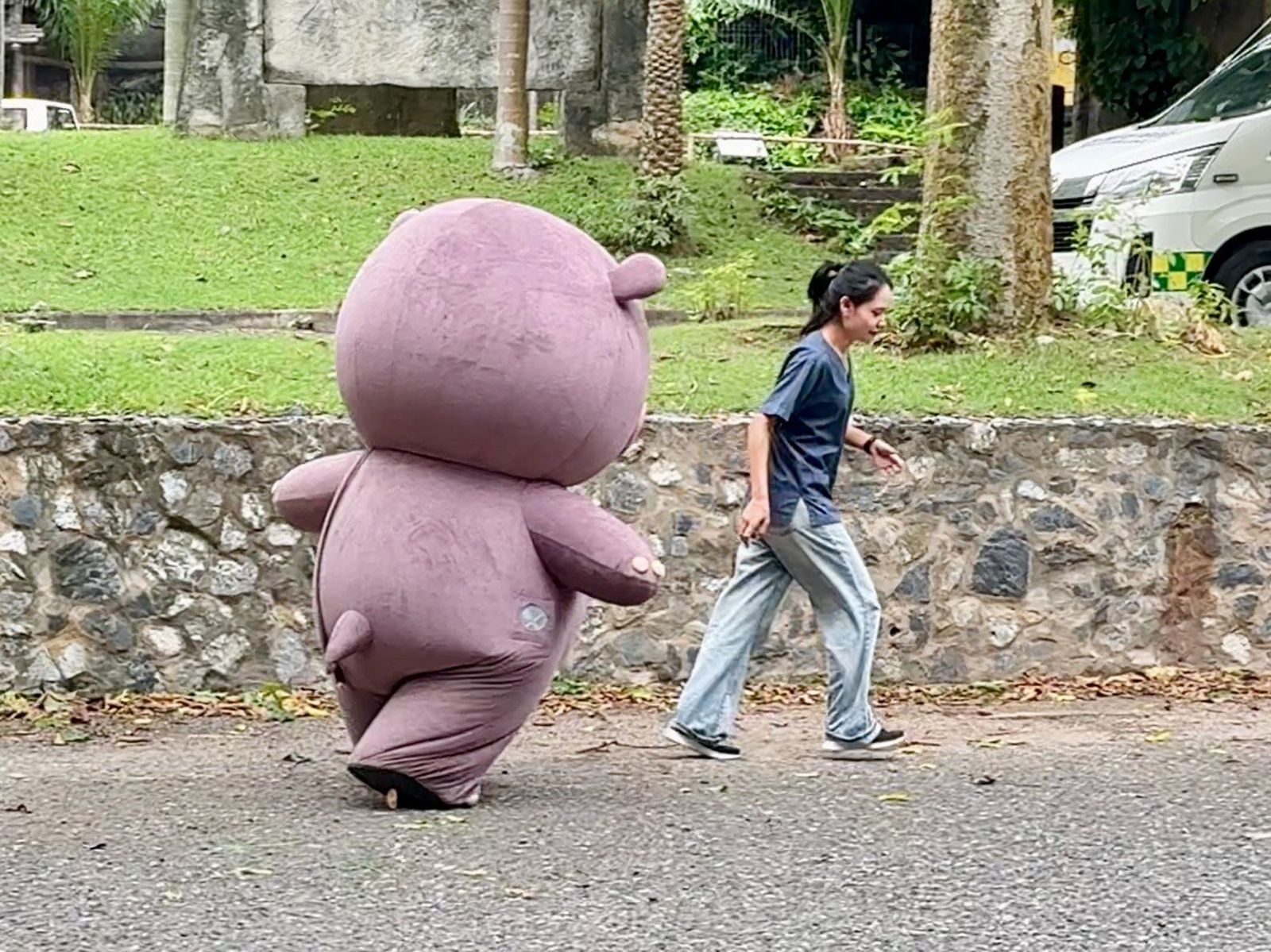 動物園員工穿河馬裝，模擬脫逃攻擊人類。圖／Khao Kheow Open Zoo X