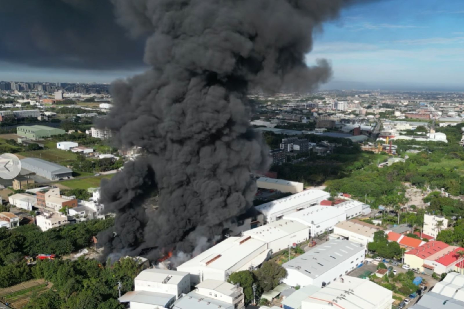 桃園蘆竹鐵皮工廠大火「巨量黑煙竄出」　環保局示警：這些地方快關窗