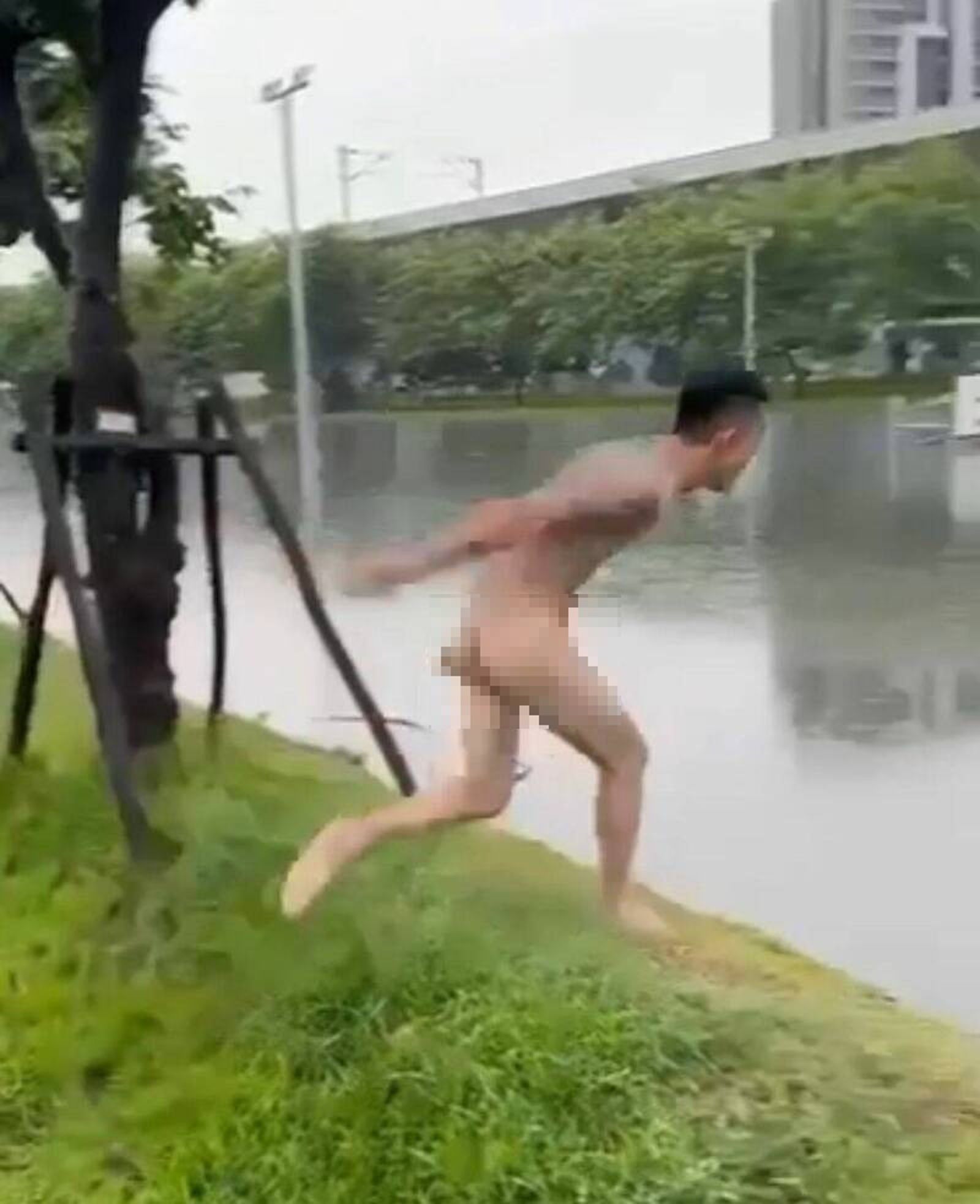 颱風天彰化刺青男全裸跳入暴漲滯洪池　涉公然猥褻警究辦