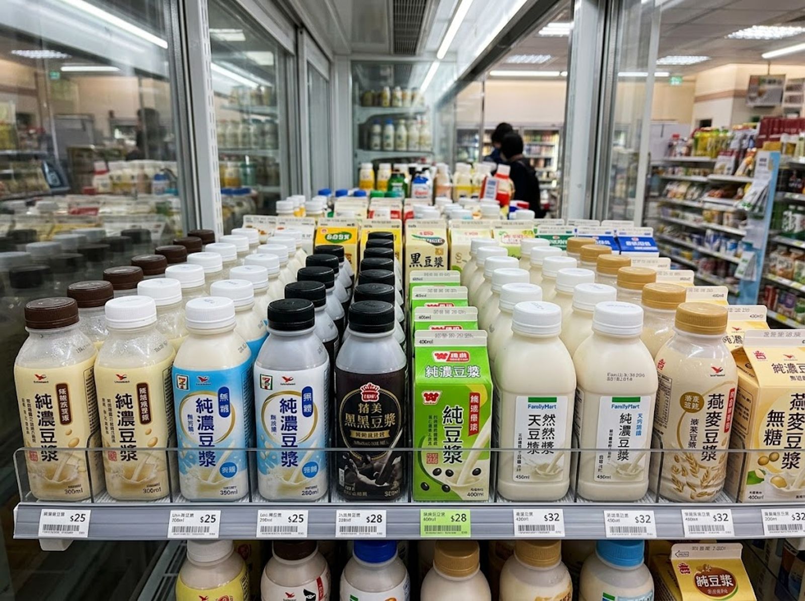 全家就是我家!高雄男拿「過期4個月」臭酸豆漿貨架調包 被判這條罪