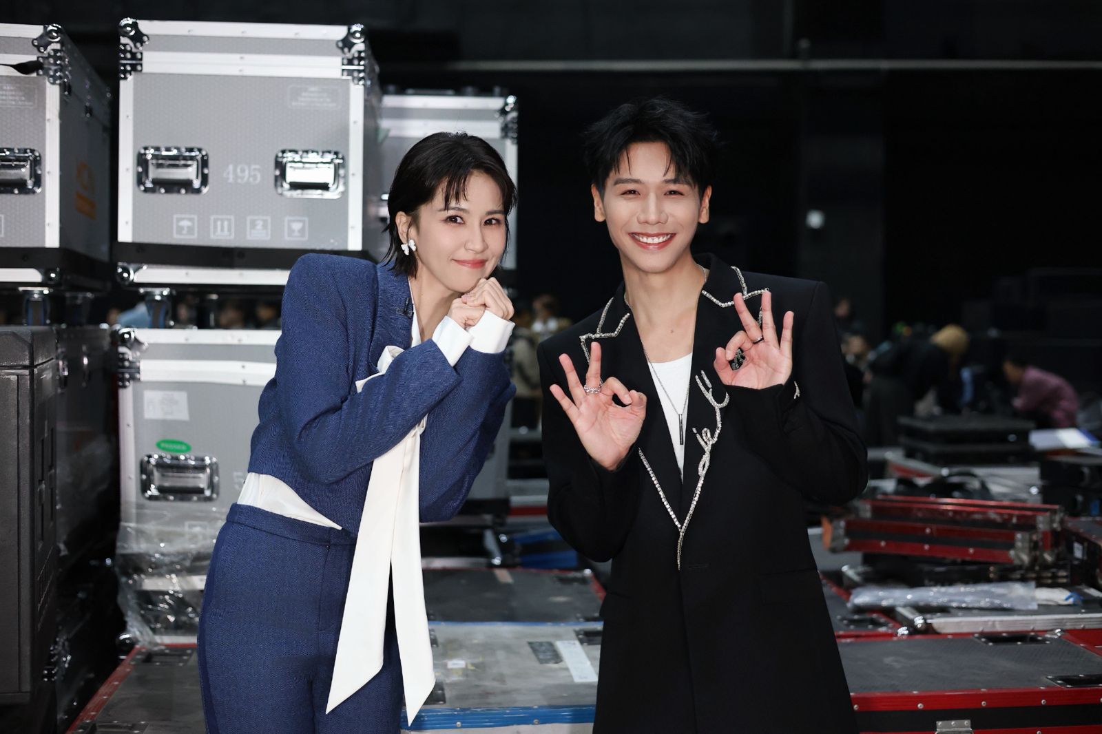 曾沛慈（左）參戰《浪姐7》，好友蔡旻佑特地當送考人為她打氣。翻攝微博@曾沛慈