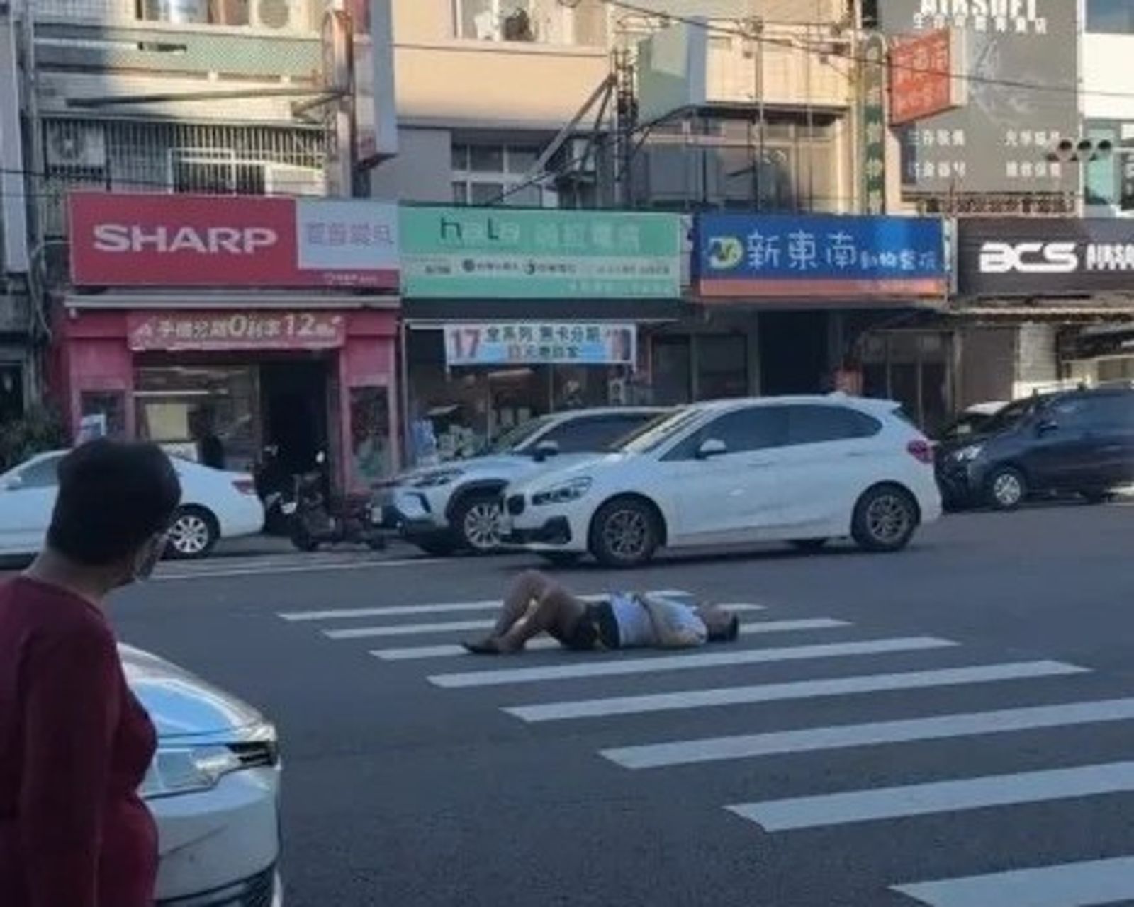 台中「多爾滾男」疑碰瓷？白天速食店前翻、晚上馬路上滾　警怒出手要罰了