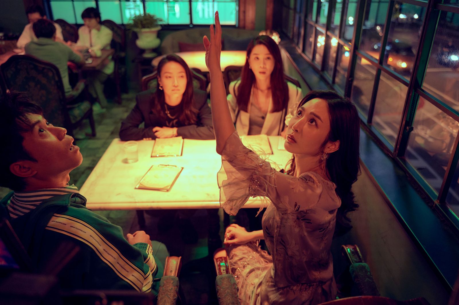 曾莞婷（右）以《影后》提名戲劇節目女配角獎。Netflix提供