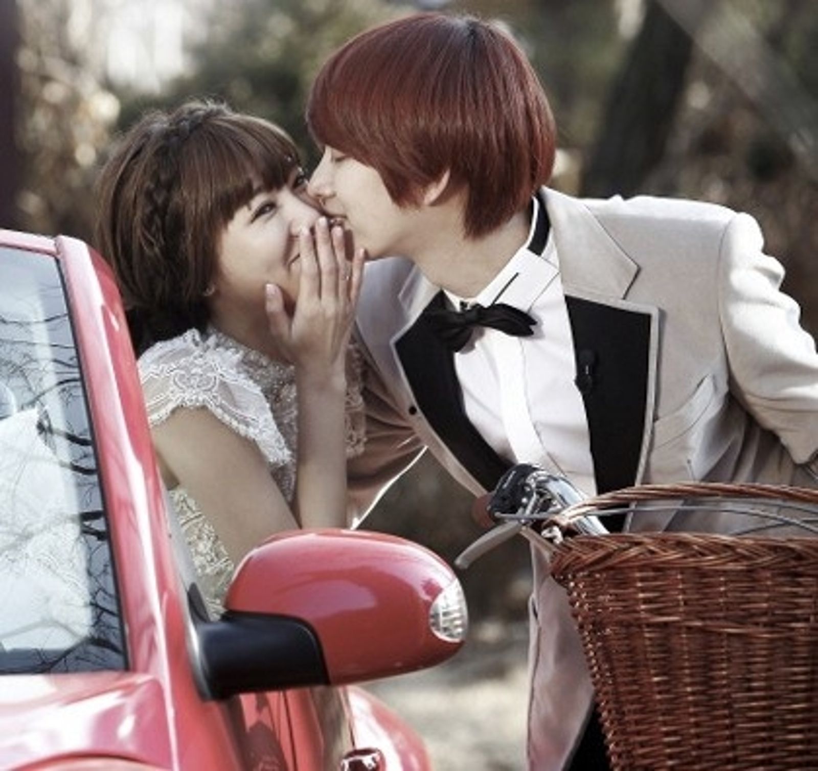 郭雪芙(左)與希澈當年曾在《我們結婚了 國際版》《我們結婚了 國際版》拍婚紗扮夫妻。翻攝MBC