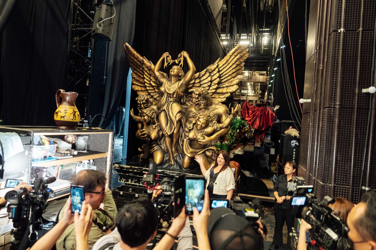 「天使雕像」出現在屋頂對唱場景。它的靈感來自巴黎歌劇院屋頂的真實雕像。寬宏藝術提供