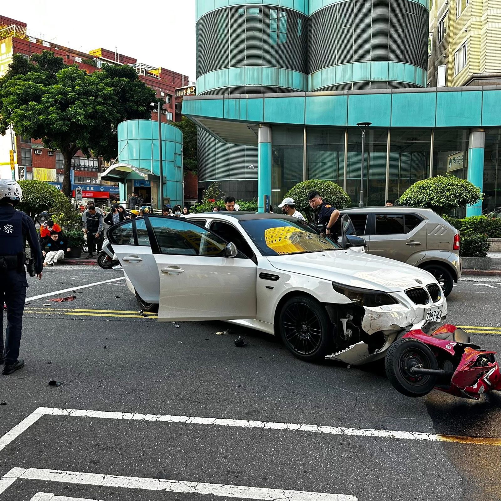 陳男在市區暴衝釀2騎士受傷。取自臉書「信義三兩事」