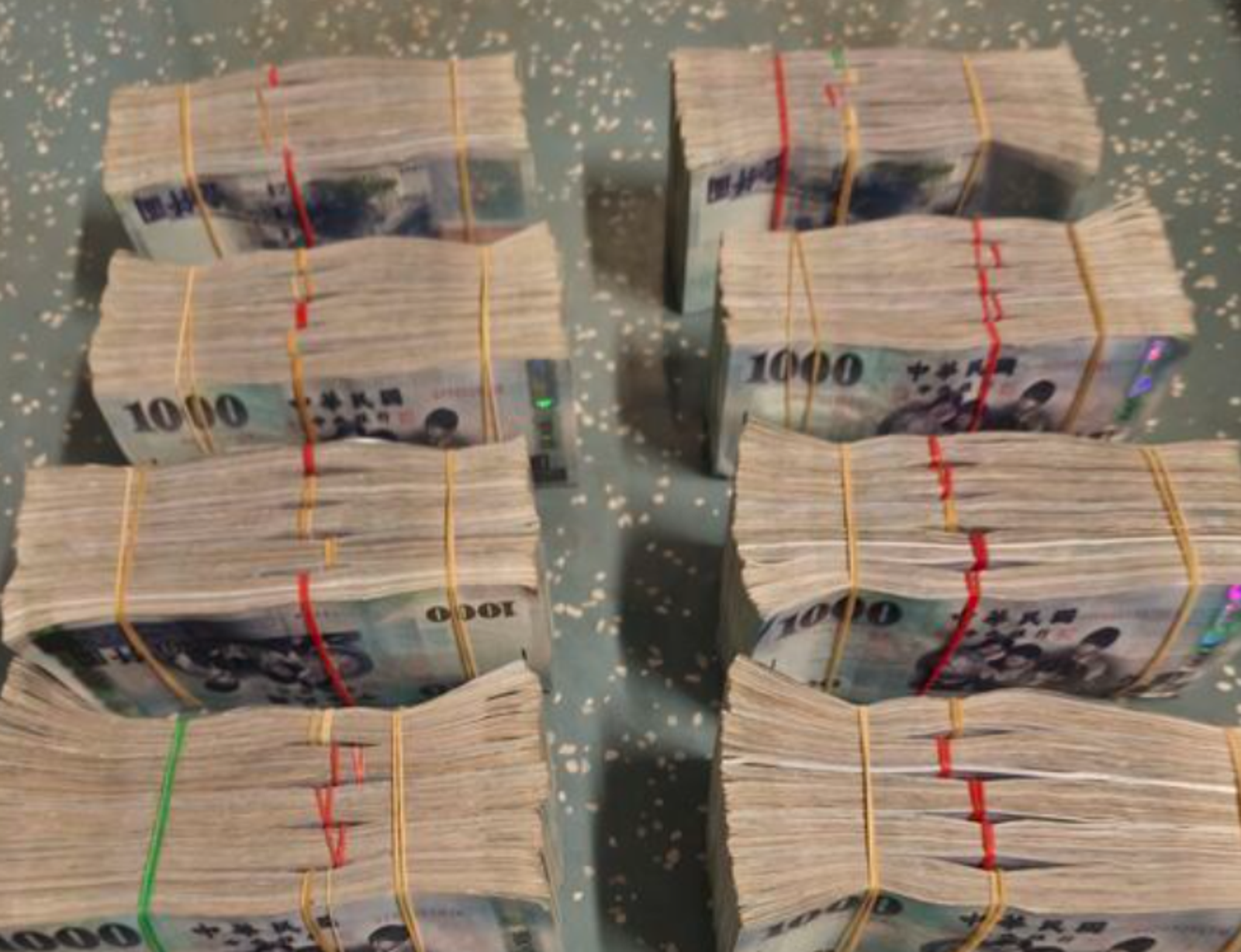 台鐵列車遺留400萬帆布袋洩底抖出 2.3億地下匯兌 台越夫妻被逮 糊塗運鈔手一走了之