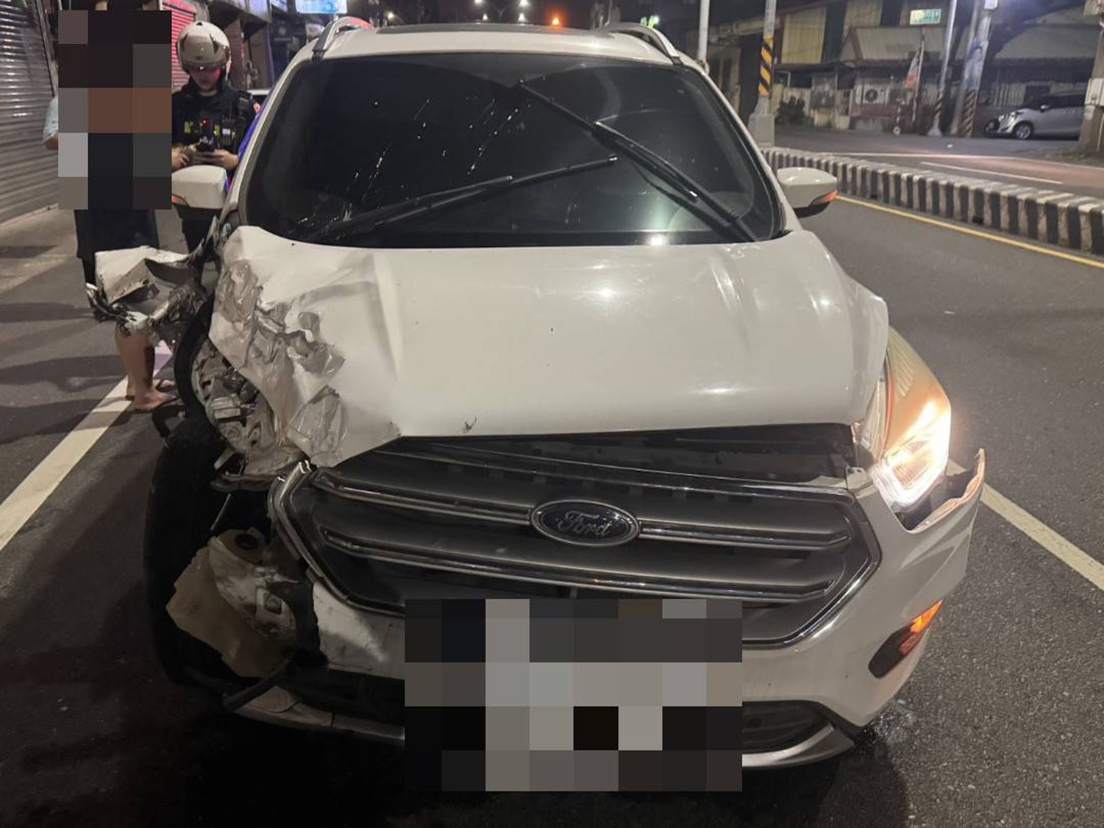張男失控追撞前車,還往前開了200公尺才停下來,車頭嚴重損毀。圖/民眾提供
