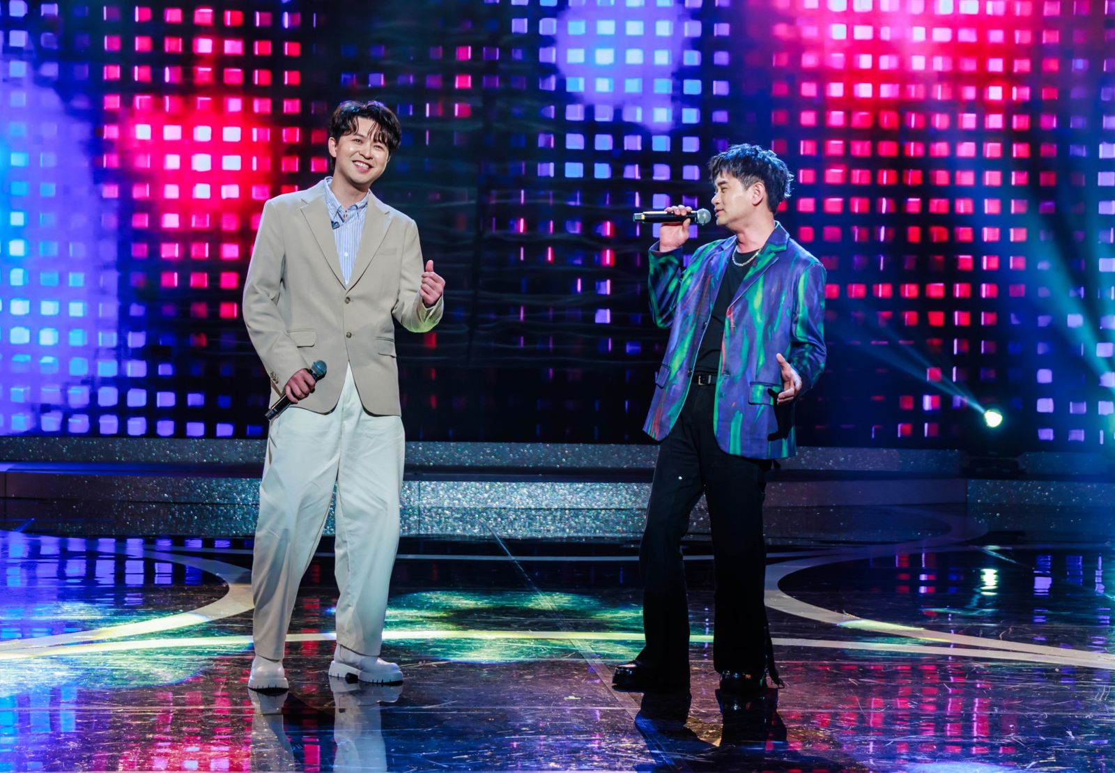 《綜藝一級棒》李子森（左起）、吳俊宏演唱〈漂泊七逃人〉。中視提供